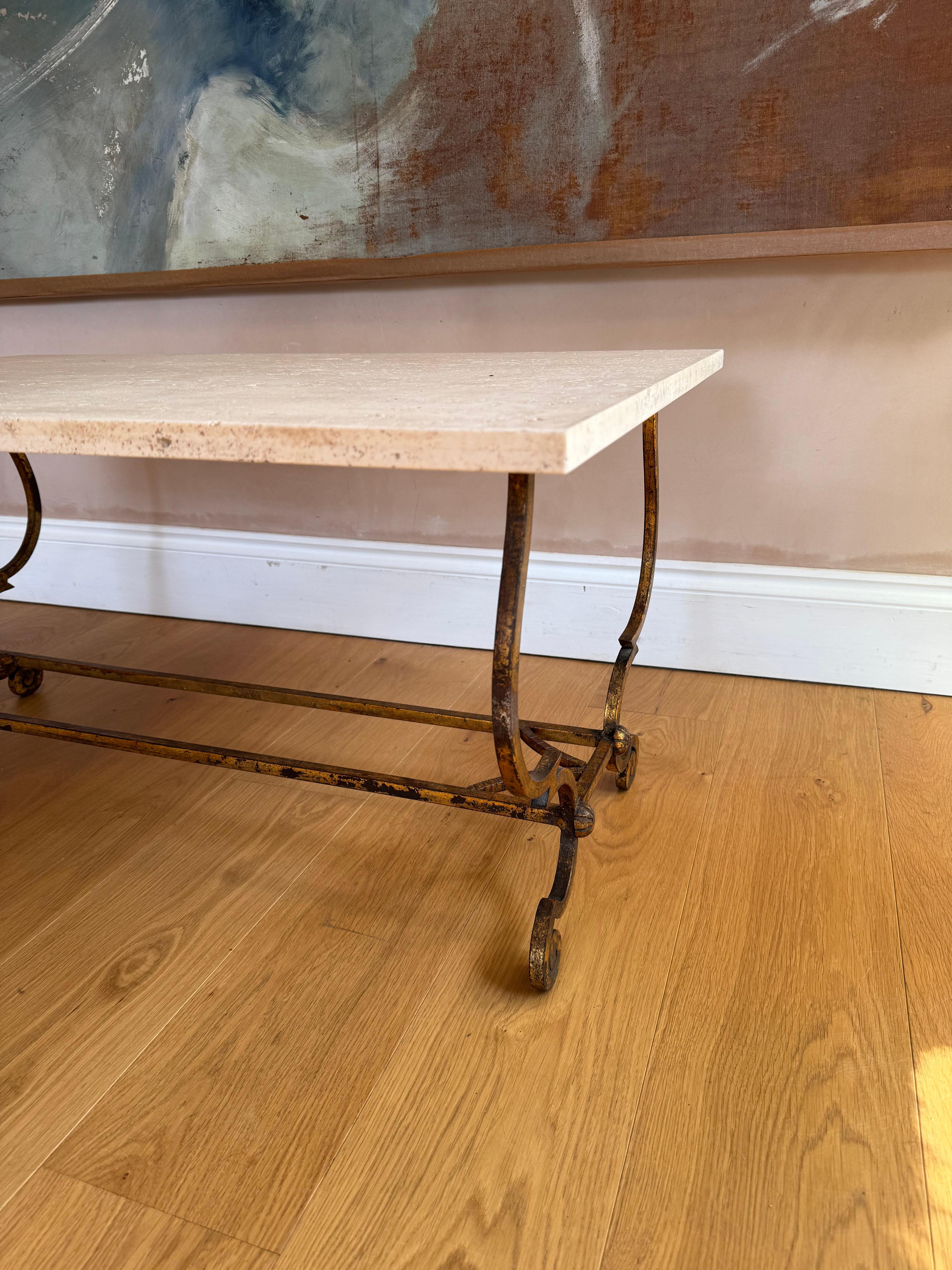 20ième siècle Table basse espagnole en fer doré et travertin des années 1950 en vente
