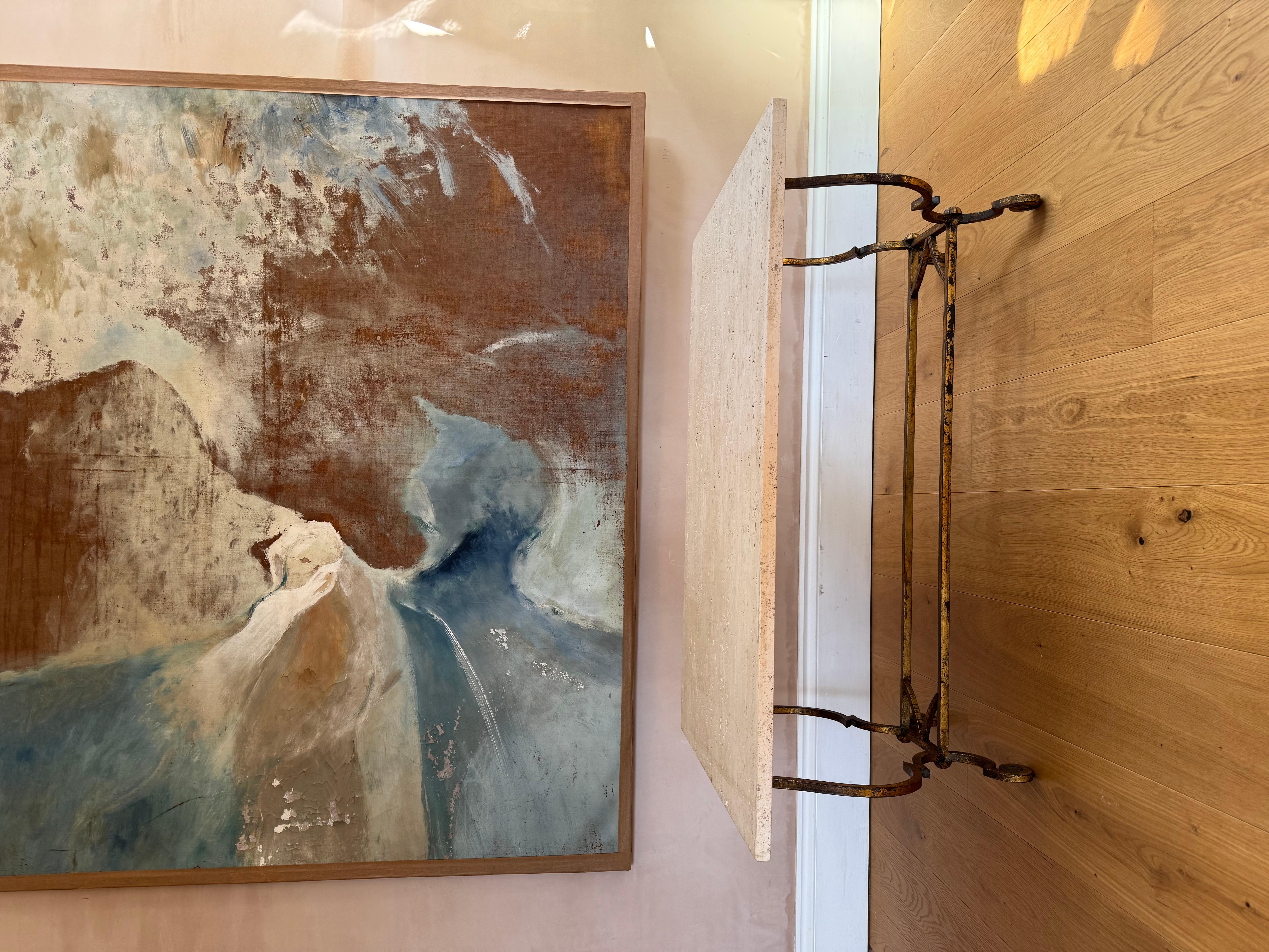 Fer forgé Table basse espagnole en fer doré et travertin des années 1950 en vente