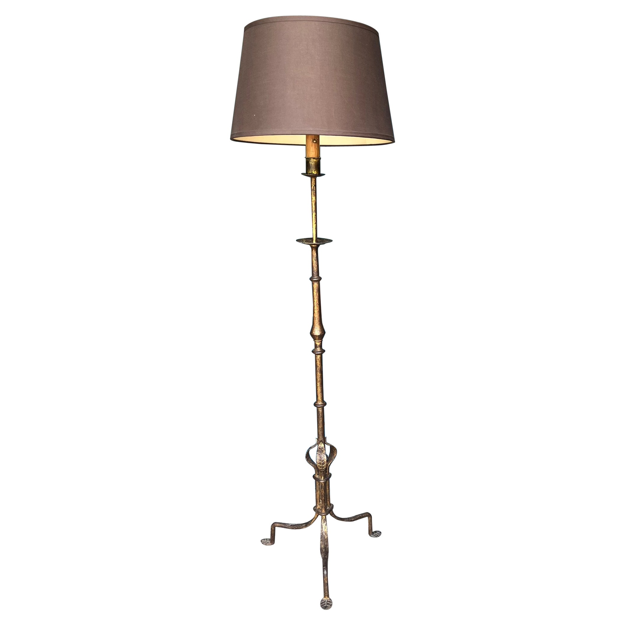 Lampadaire espagnol en fer doré des années 1950 sur socle tripode