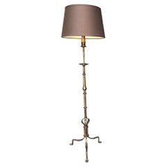 Lampadaire espagnol en fer doré des années 1950 sur socle tripode