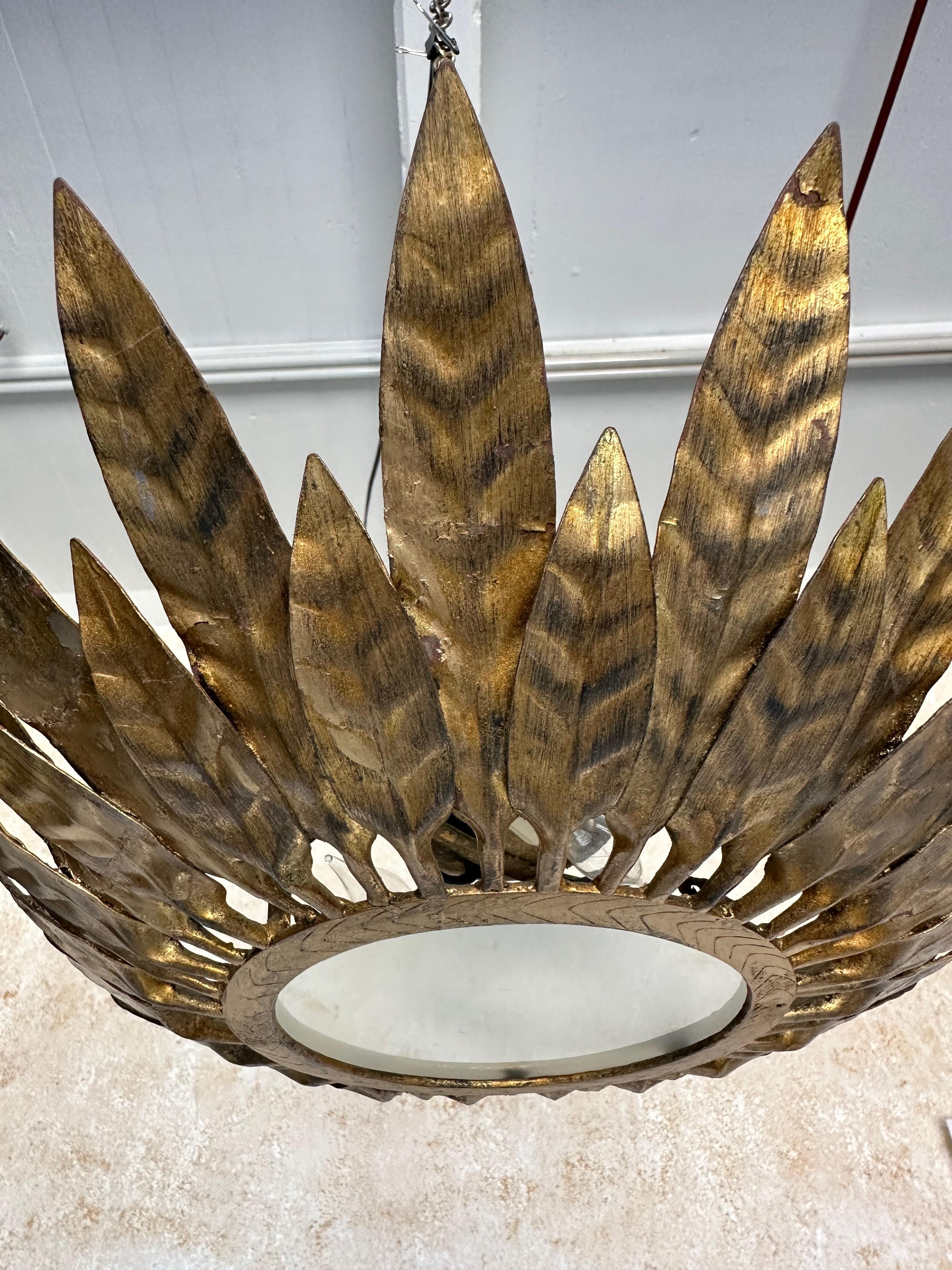 Doré Plafonnier espagnol en métal doré des années 1950 en vente