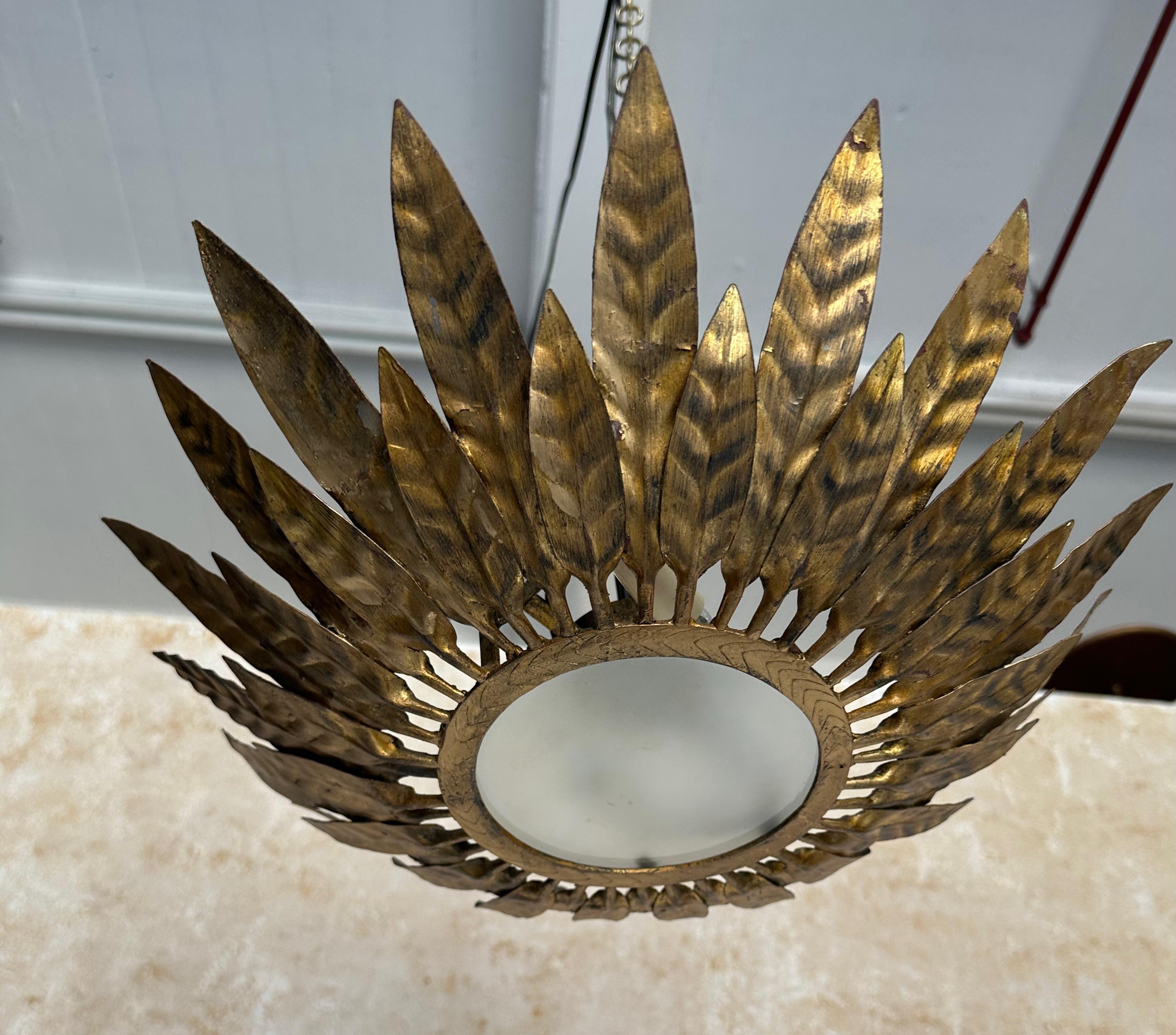 Plafonnier espagnol en métal doré des années 1950 en vente 1