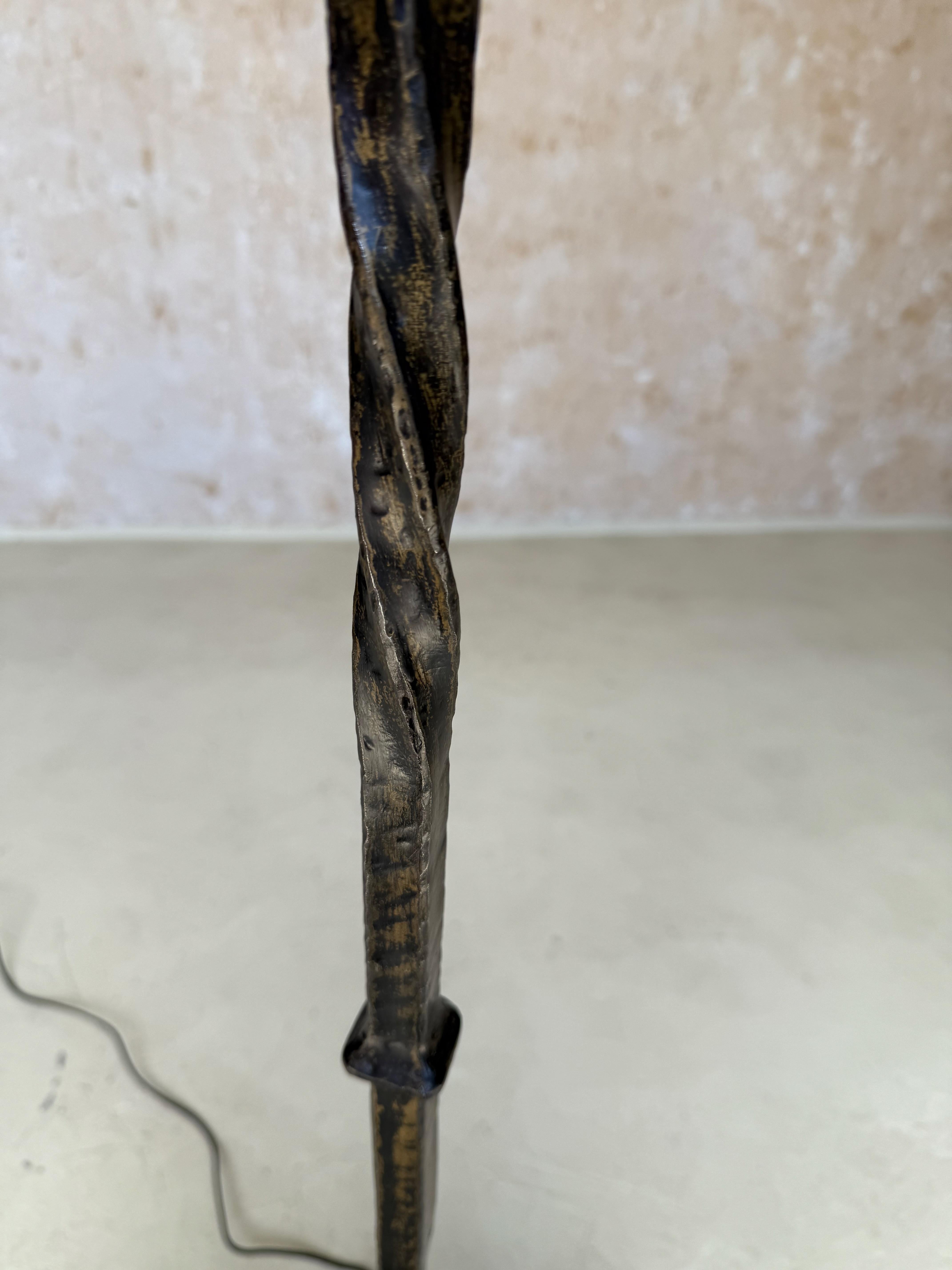Lámpara de pie española de hierro de los años 50 con vástago retorcido y acabado patinado en venta 9
