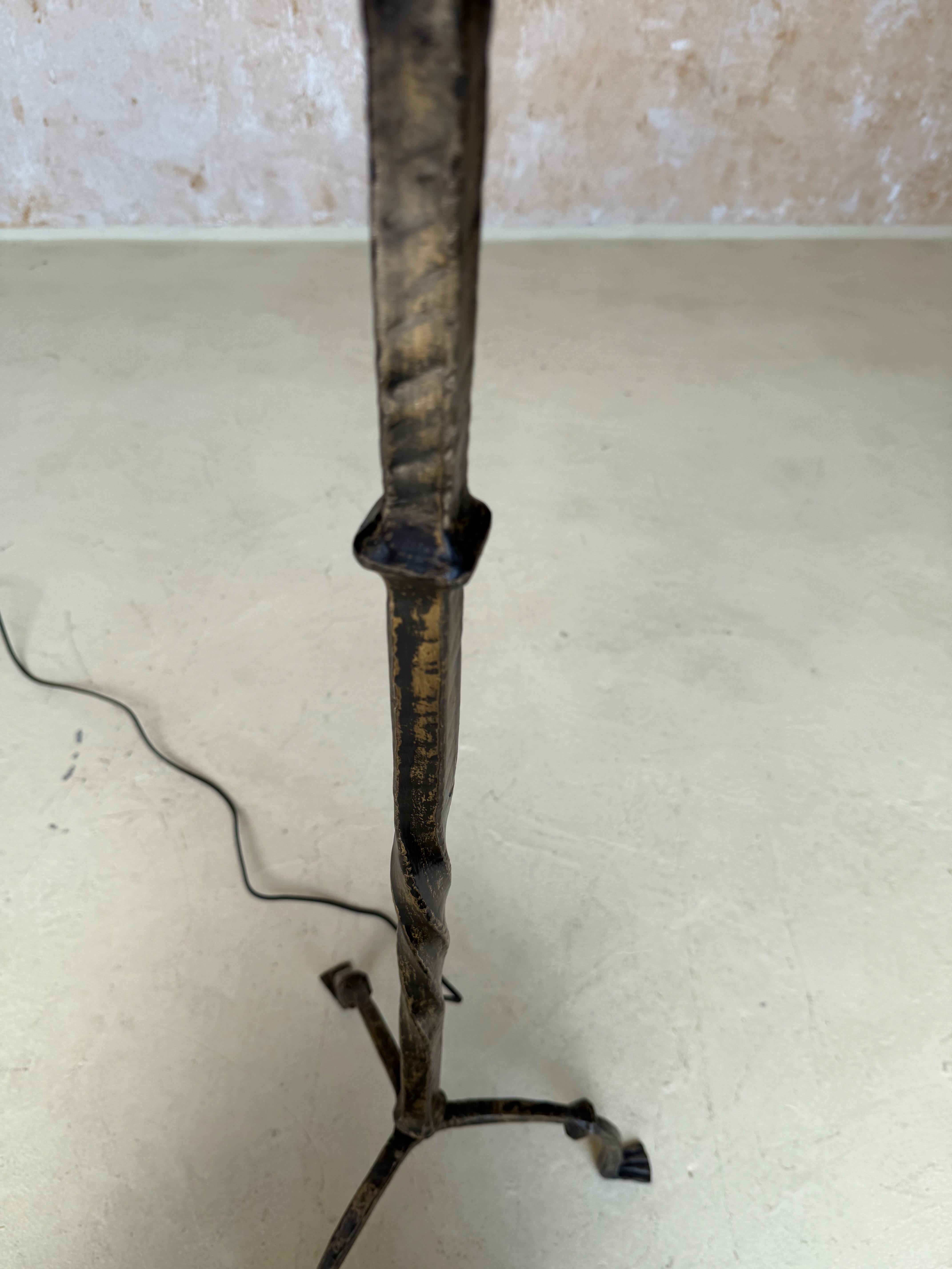 Lámpara de pie española de hierro de los años 50 con vástago retorcido y acabado patinado en venta 10