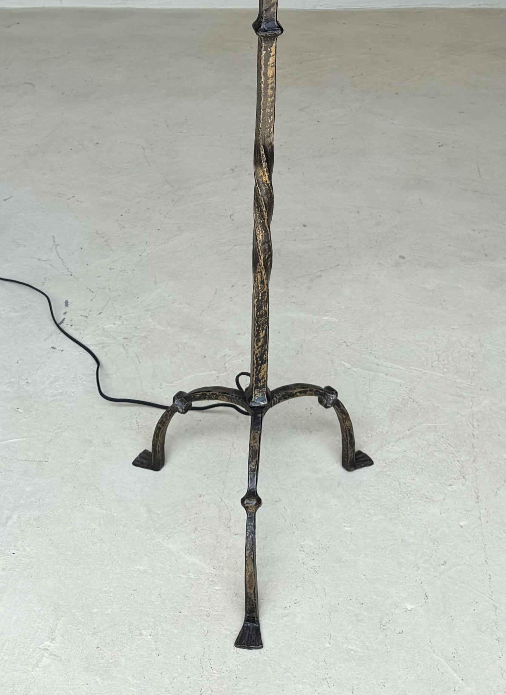 Lámpara de pie española de hierro de los años 50 con vástago retorcido y acabado patinado en Bueno estado para la venta en Buchanan, NY