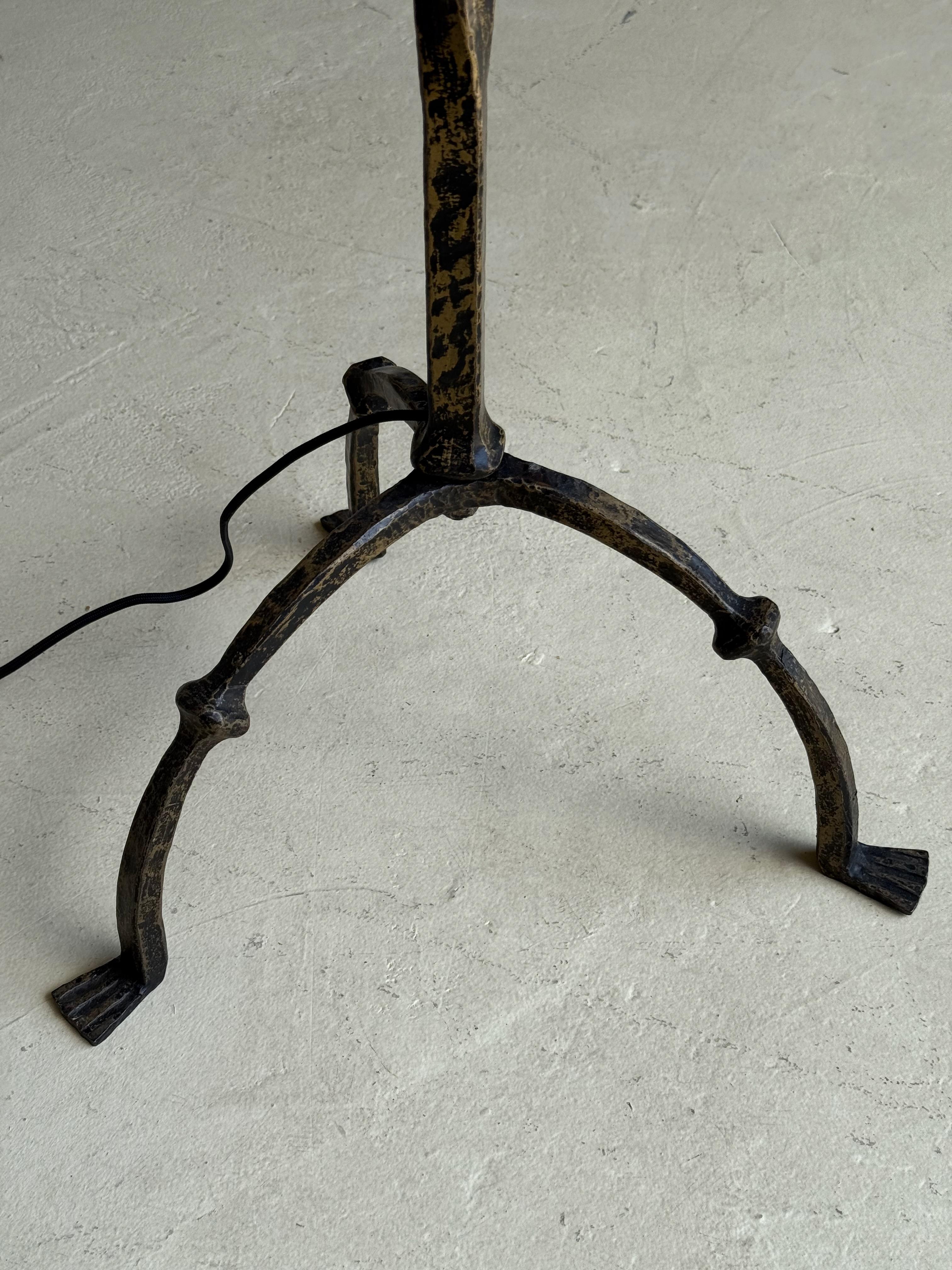 Lámpara de pie española de hierro de los años 50 con vástago retorcido y acabado patinado en venta 1