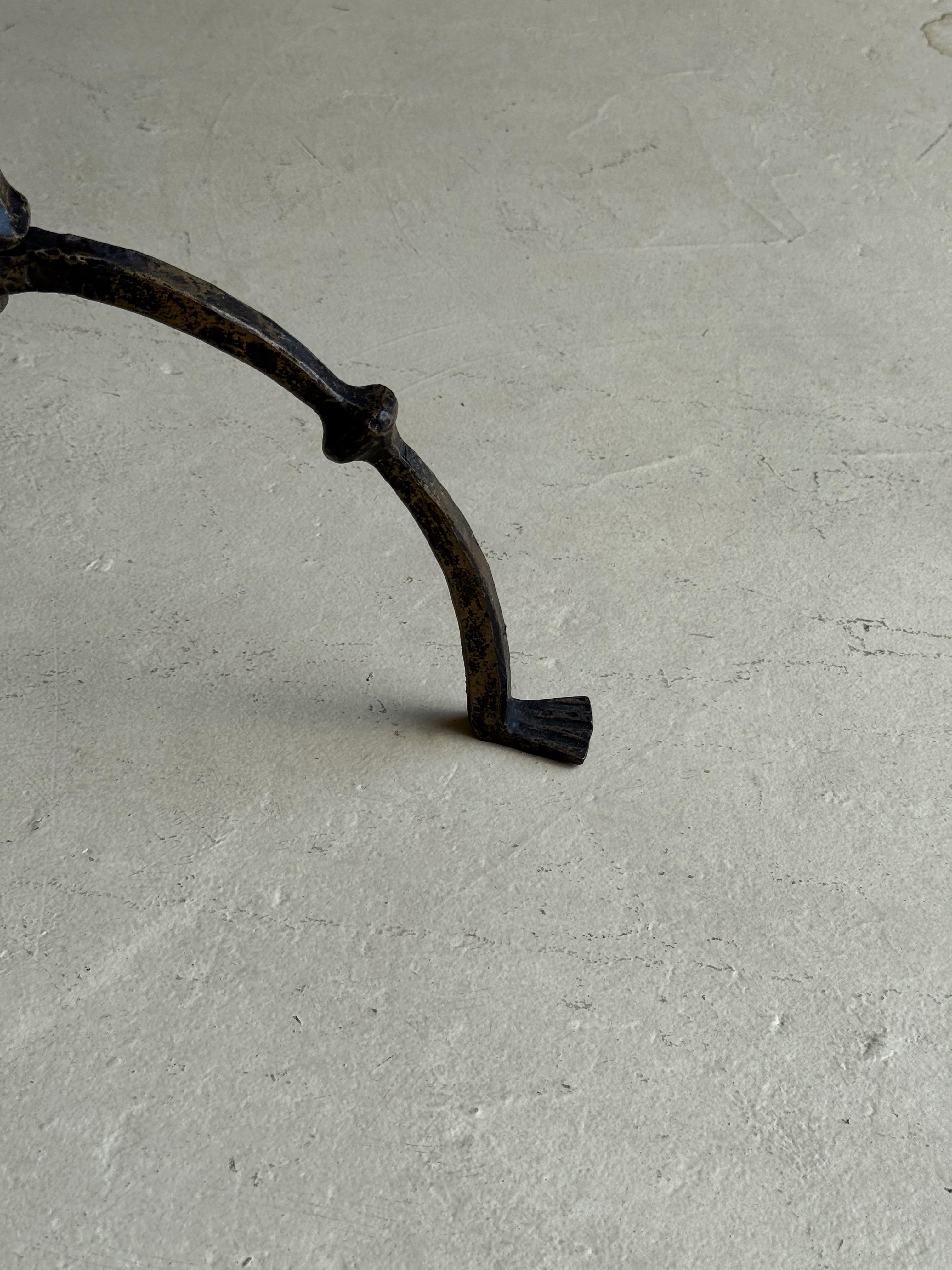 Lámpara de pie española de hierro de los años 50 con vástago retorcido y acabado patinado en venta 2