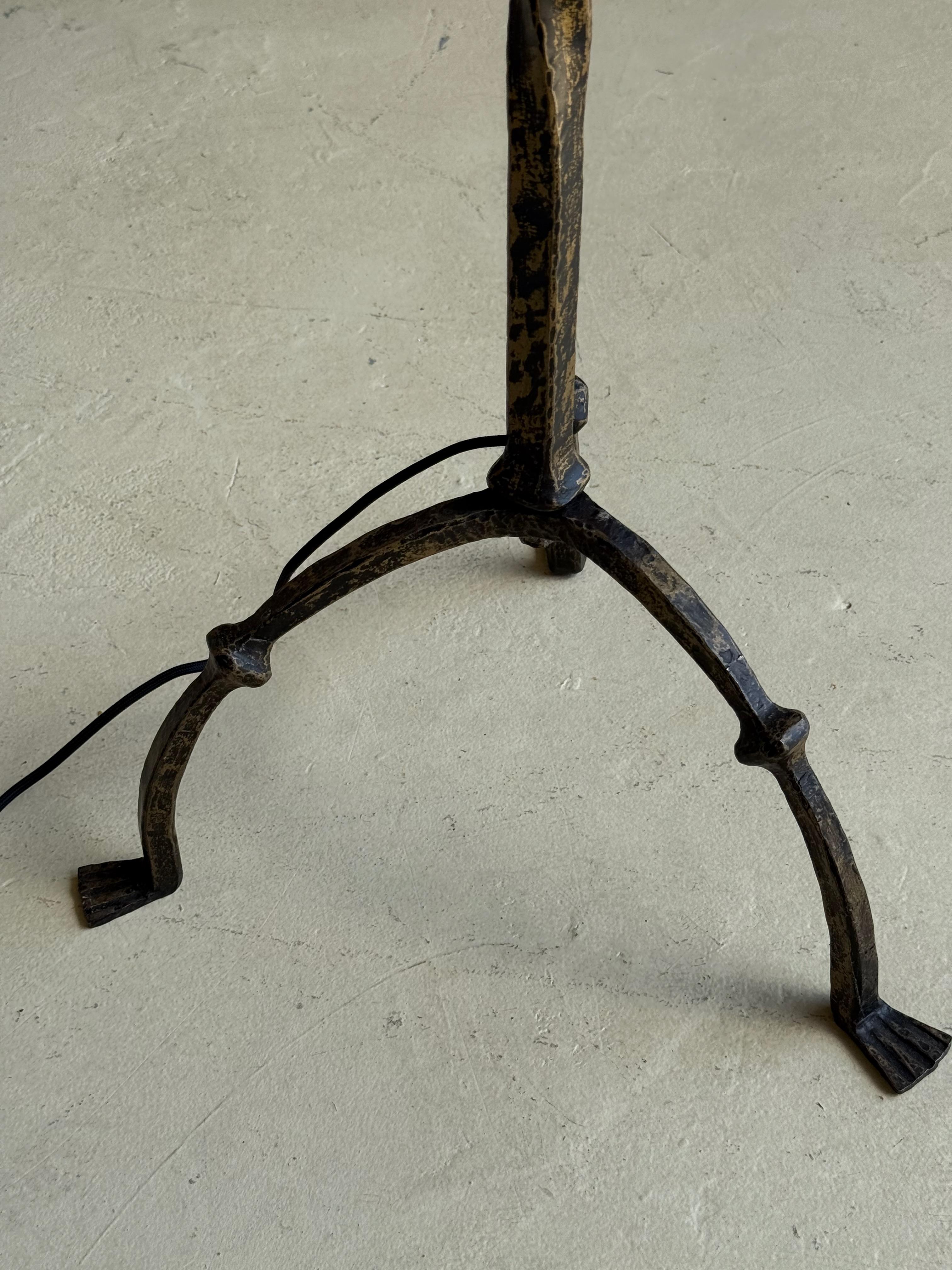 Lámpara de pie española de hierro de los años 50 con vástago retorcido y acabado patinado en venta 3