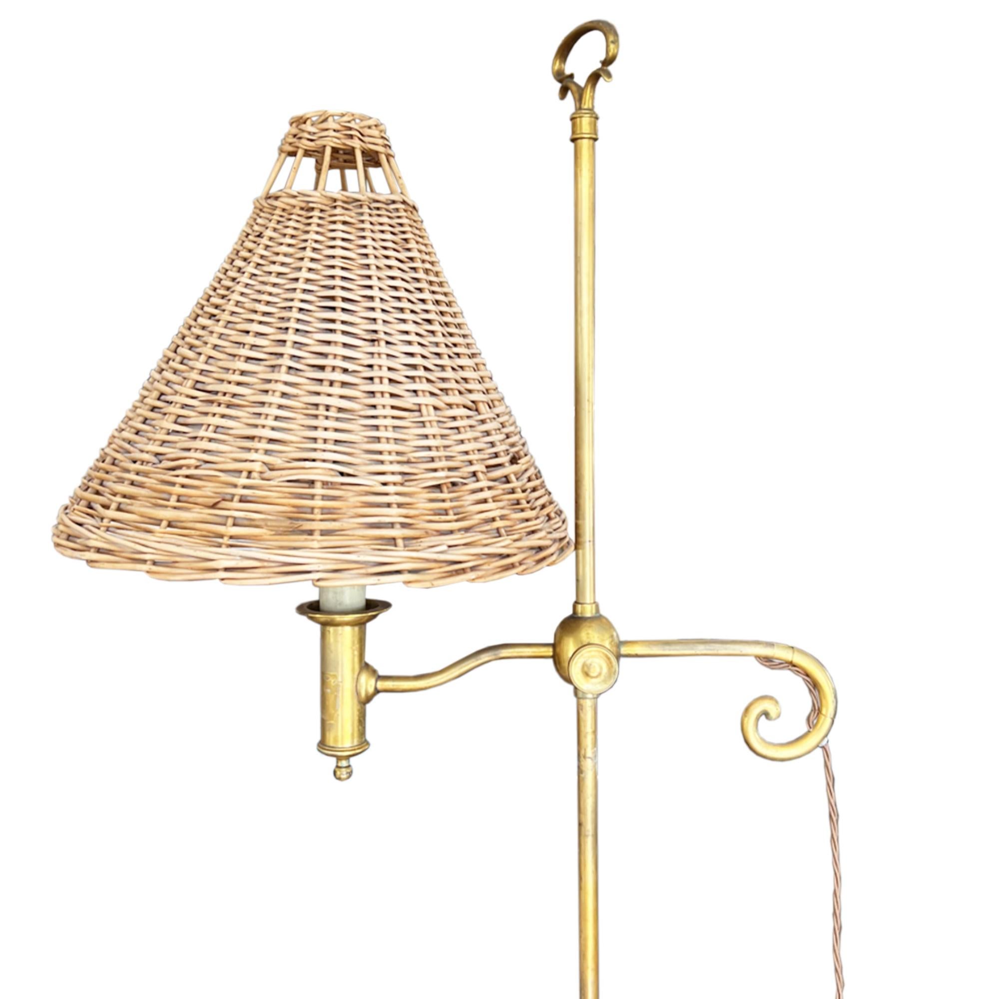 Diese attraktive Stehlampe aus Messing aus der Mitte des Jahrhunderts wurde in Spanien hergestellt.

Er ist dekorativ und praktisch zugleich, mit seinem Kerzendesign und den Schneckendetails. Bitte sehen Sie sich alle Fotos an, um alle Details näher