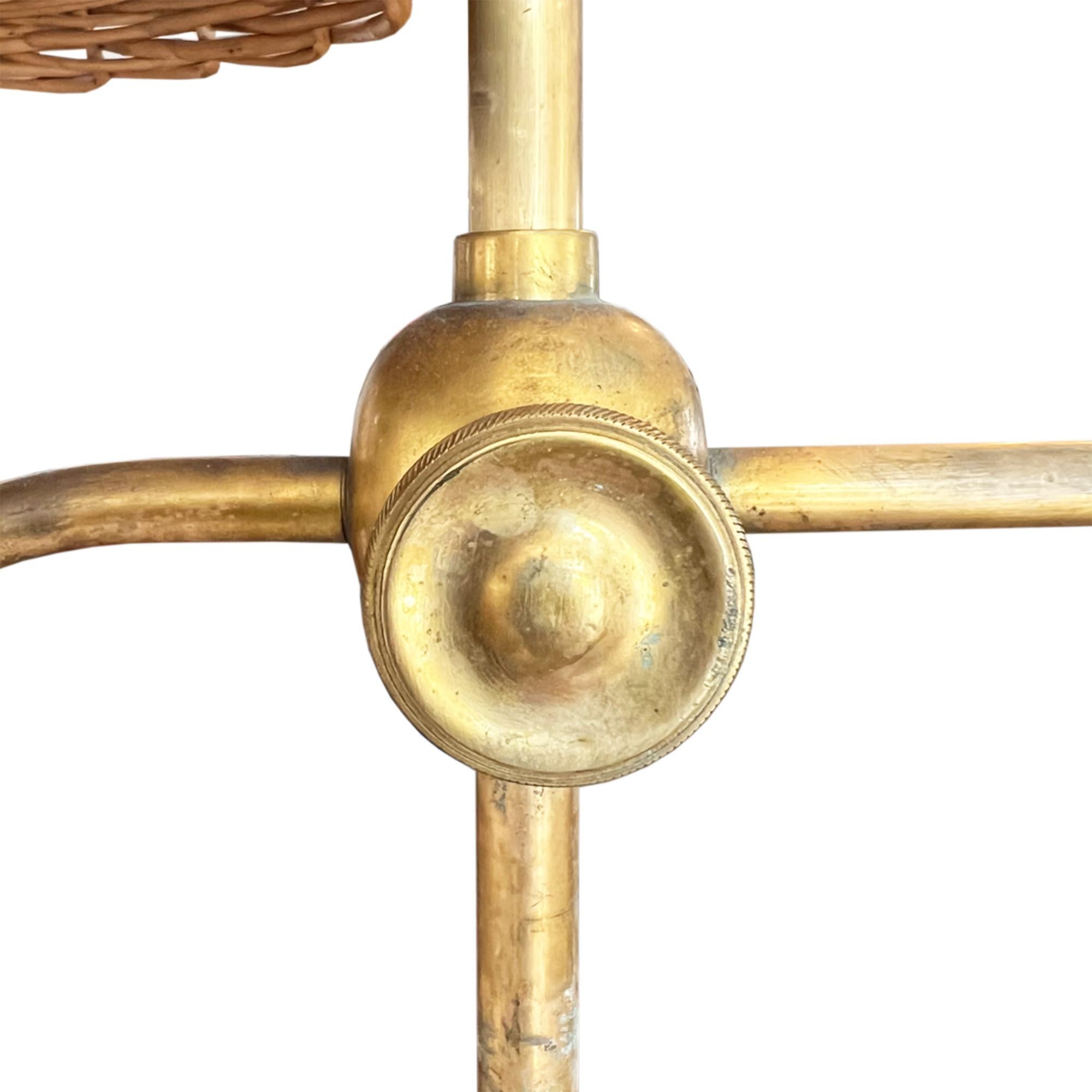 Spanische Stehlampe aus patiniertem Messing aus den 1950er Jahren mit 'Kerzen'-Fassung (Spanisch Kolonial) im Angebot