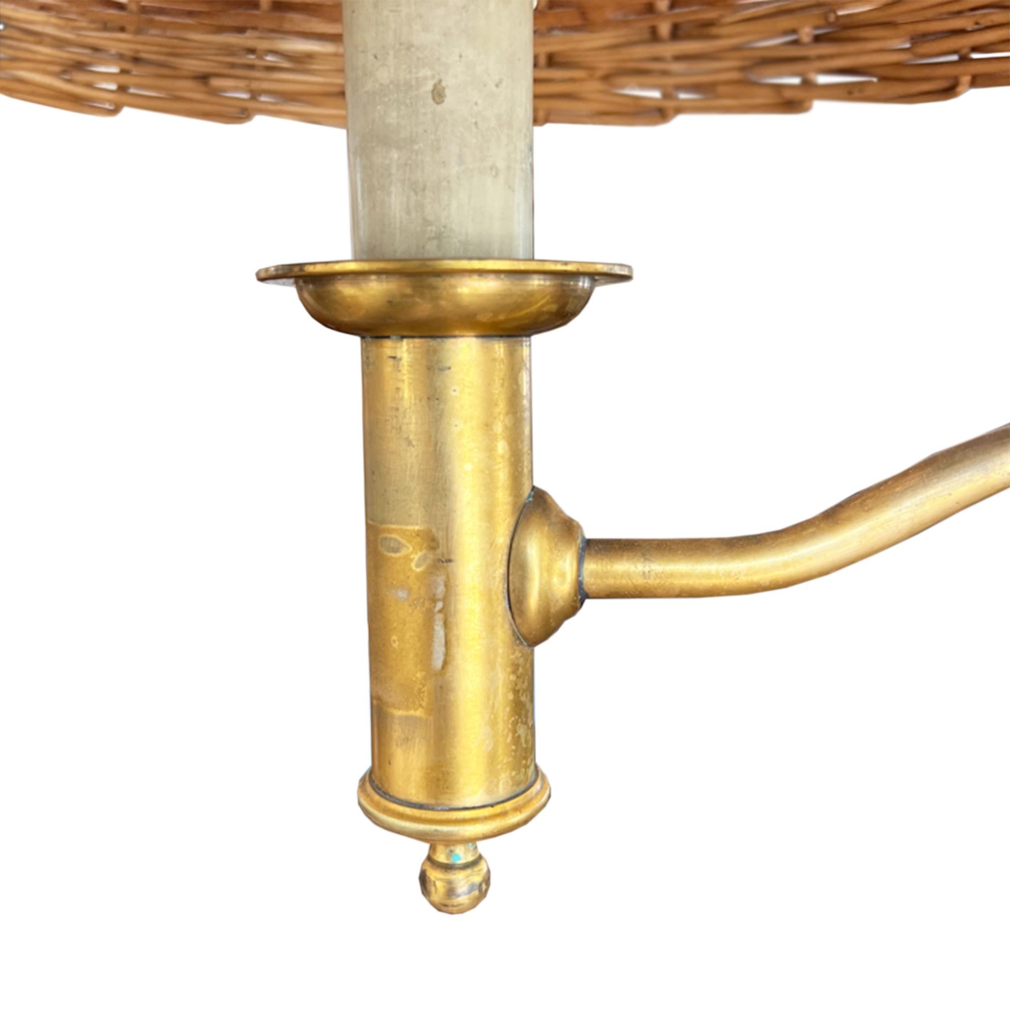 Spanische Stehlampe aus patiniertem Messing aus den 1950er Jahren mit 'Kerzen'-Fassung (Poliert) im Angebot