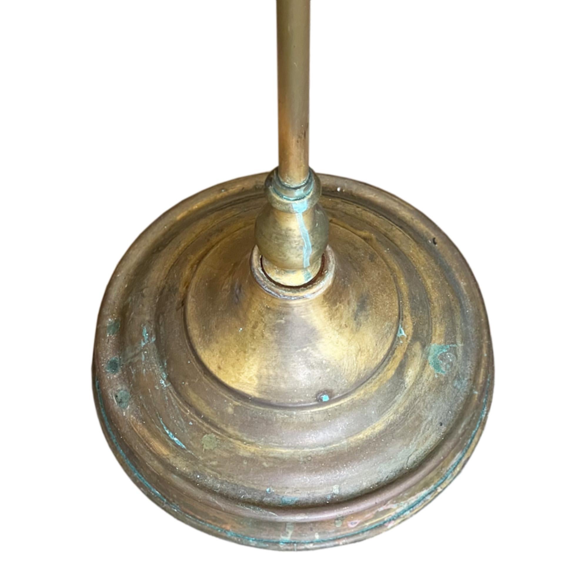 Spanische Stehlampe aus patiniertem Messing aus den 1950er Jahren mit 'Kerzen'-Fassung (Mitte des 20. Jahrhunderts) im Angebot