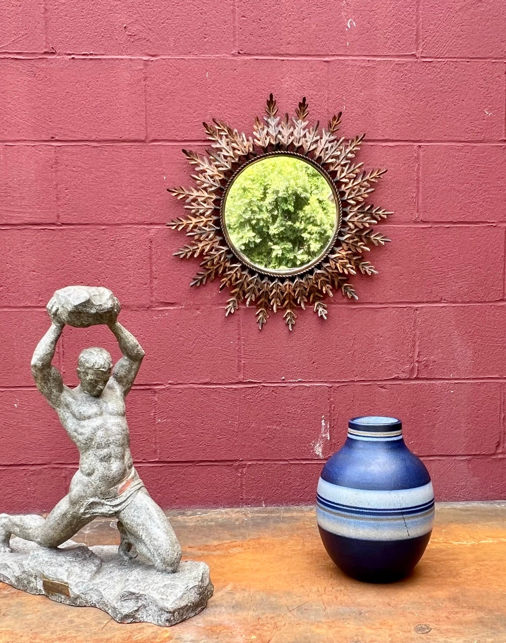 Art Nouveau Specchio rotondo spagnolo a raggiera in metallo dorato degli anni '50 in vendita