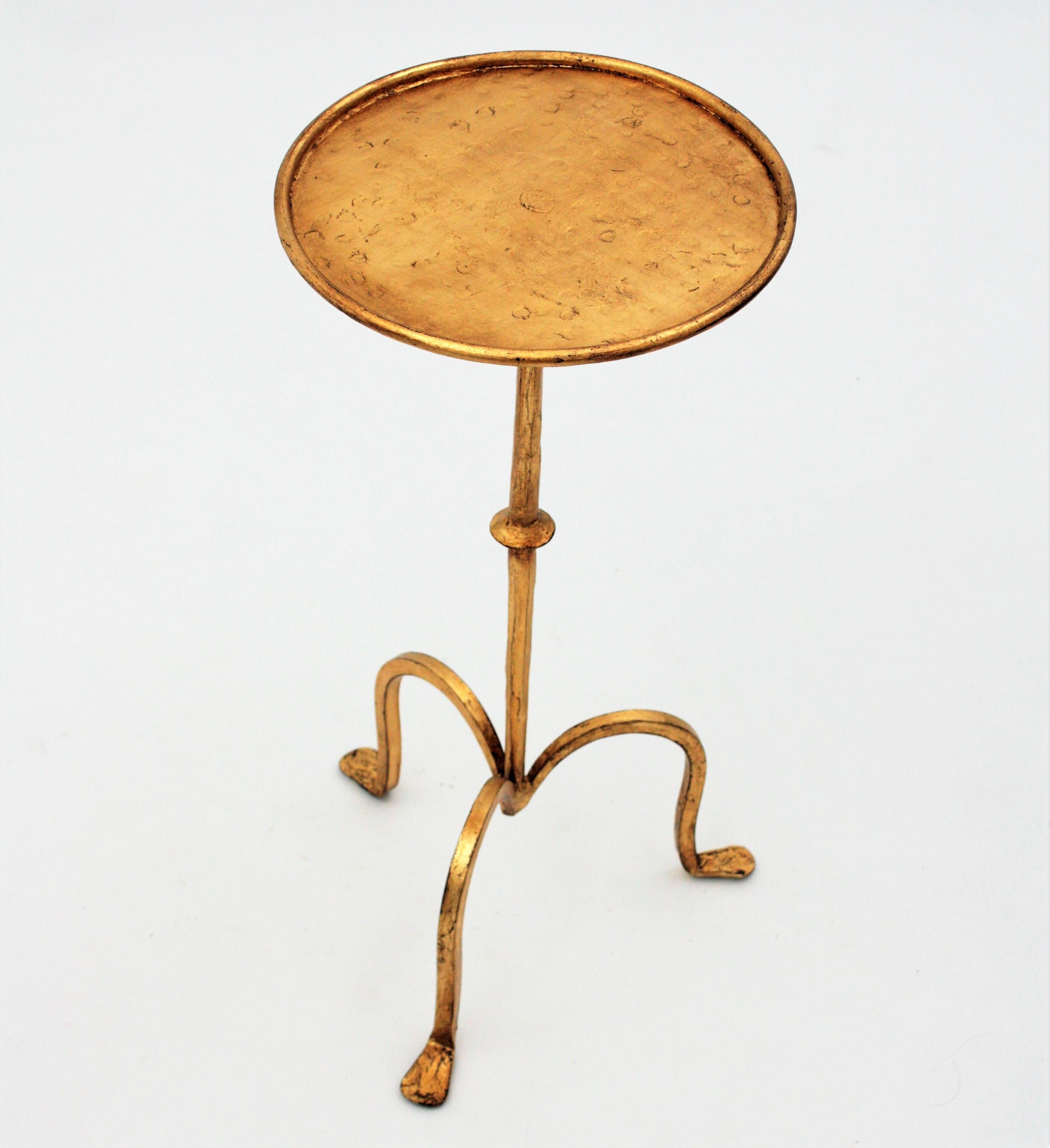 Spanish 1950s Small Hand-Hammered Gilt Iron End Table / Gueridon / Drinks Table In Excellent Condition In Barcelona, ES