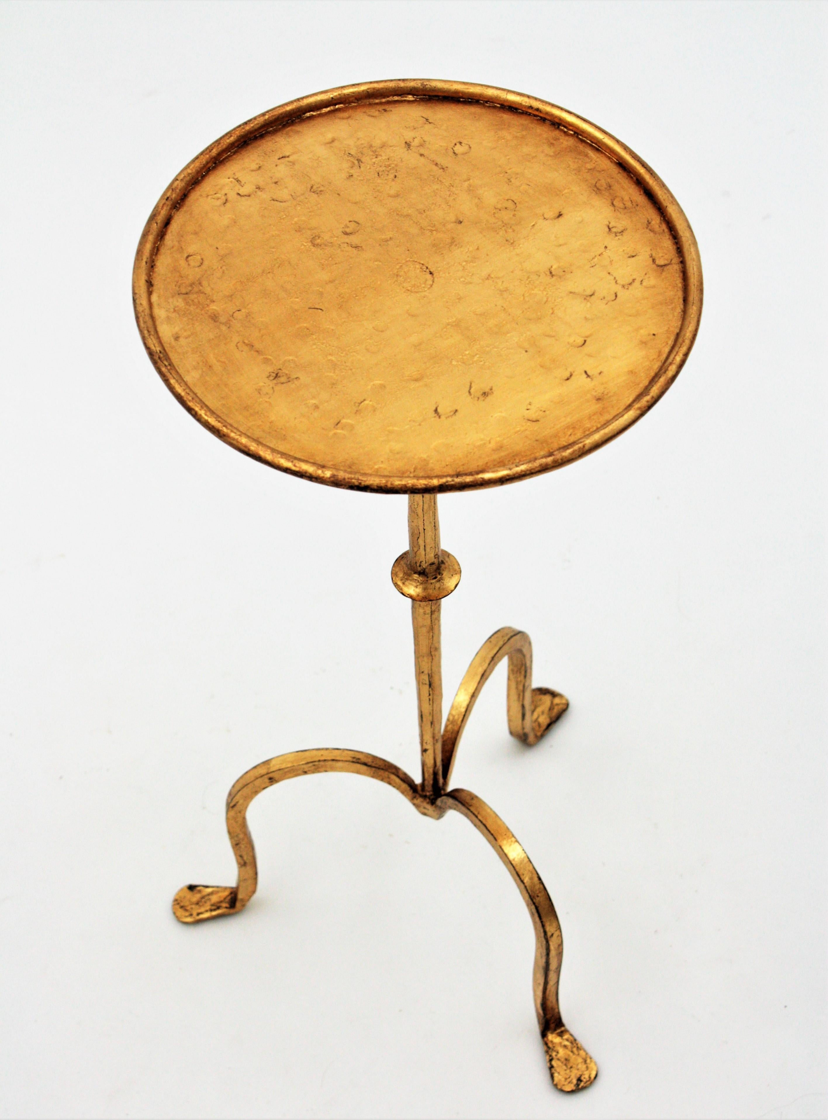 Wrought Iron Spanish 1950s Small Hand-Hammered Gilt Iron End Table / Gueridon / Drinks Table
