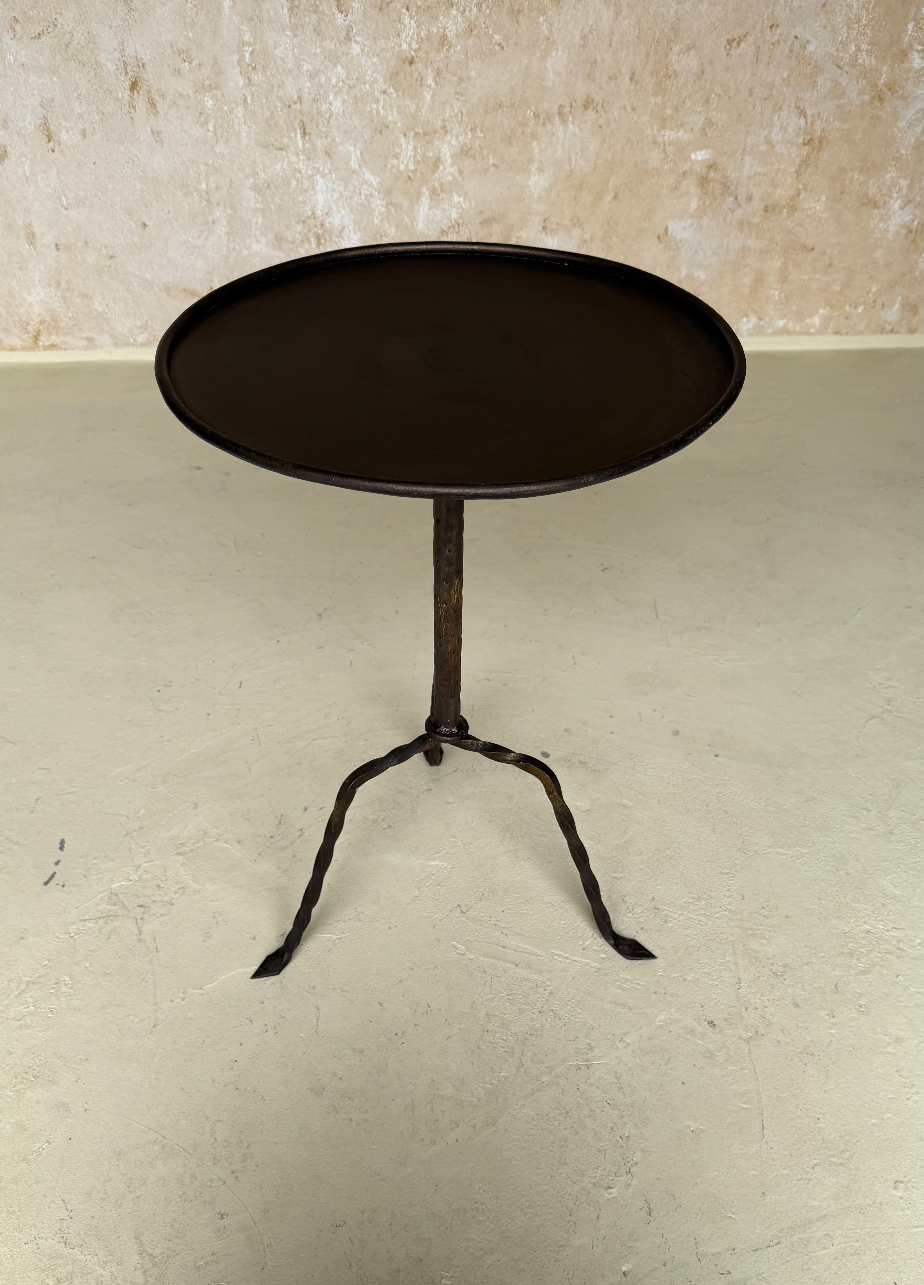 Mesa auxiliar trípode vintage española de hierro forjado a mano de los años 50 en venta 5