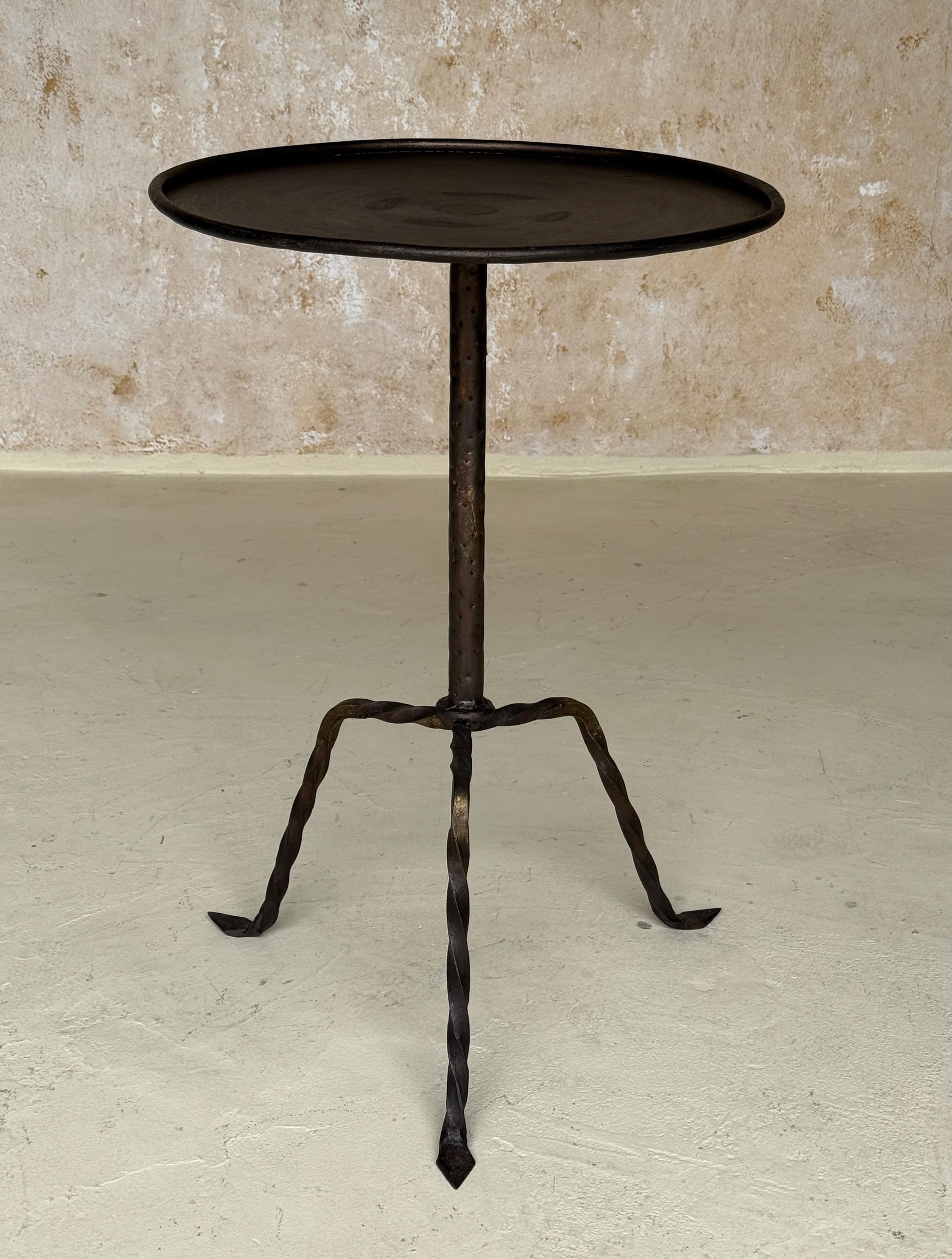 Mesa auxiliar trípode vintage española de hierro forjado a mano de los años 50 Forjado en venta