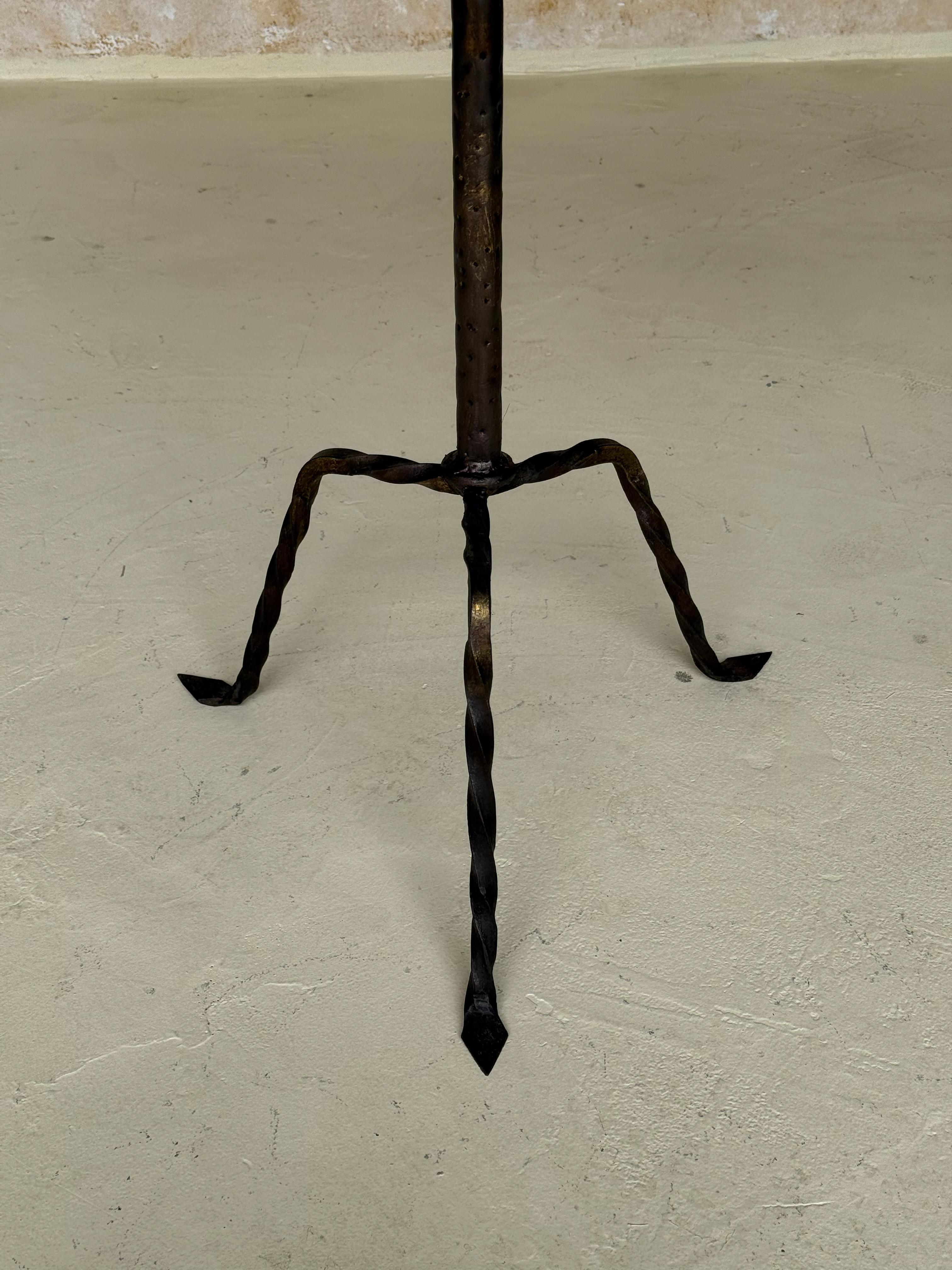 Mesa auxiliar trípode vintage española de hierro forjado a mano de los años 50 en Bueno estado para la venta en Buchanan, NY