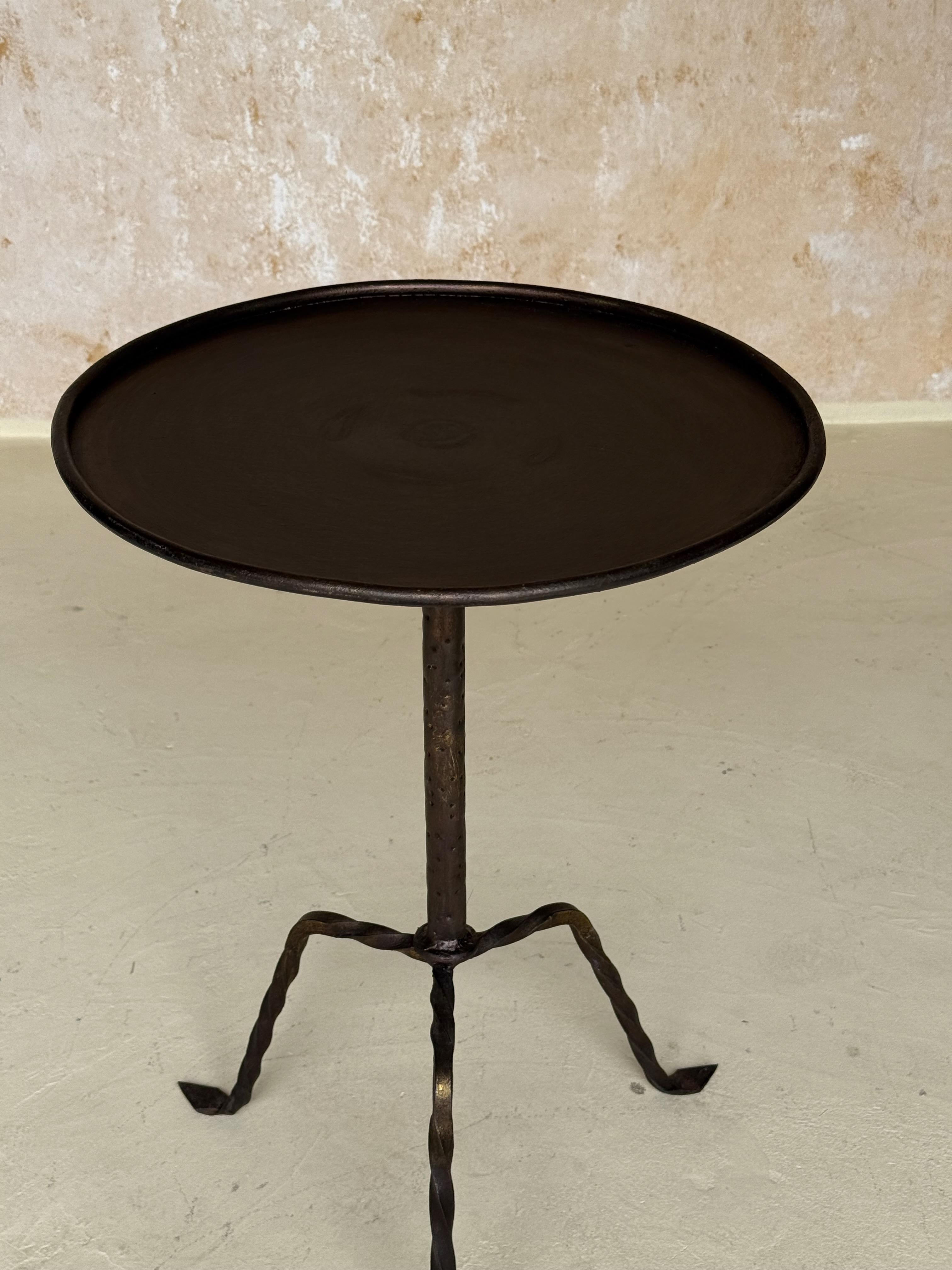 Mesa auxiliar trípode vintage española de hierro forjado a mano de los años 50 mediados del siglo XX en venta