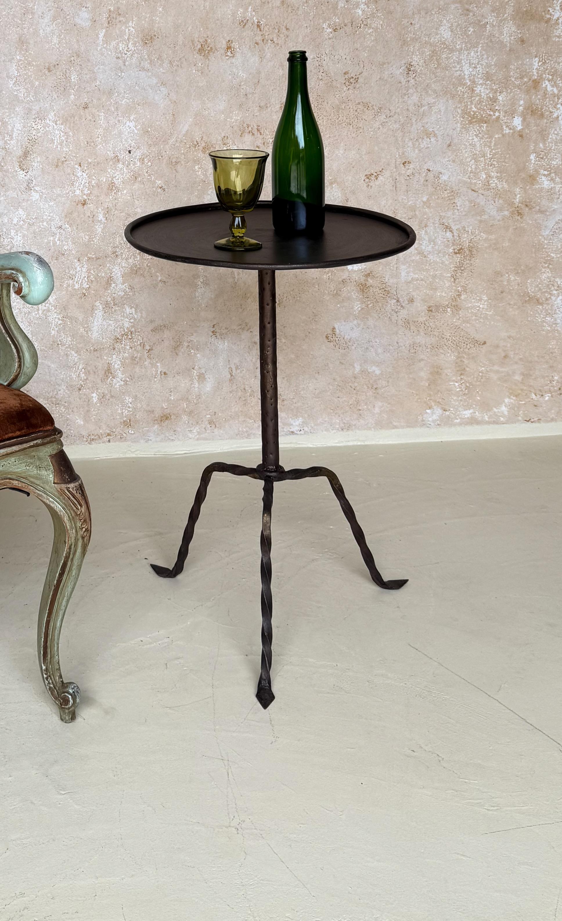 Mesa auxiliar trípode vintage española de hierro forjado a mano de los años 50 en venta 1