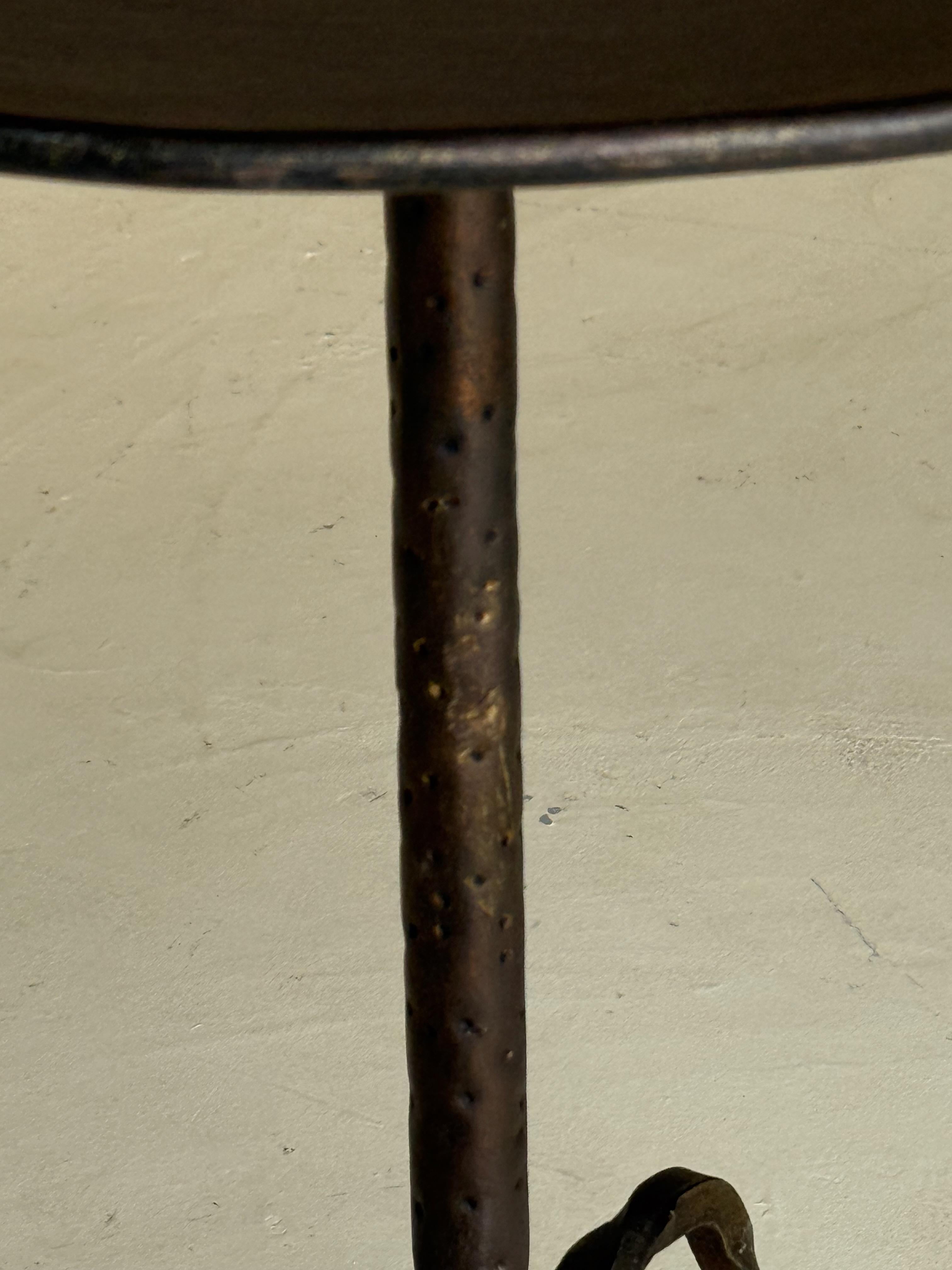 Mesa auxiliar trípode vintage española de hierro forjado a mano de los años 50 en venta 3