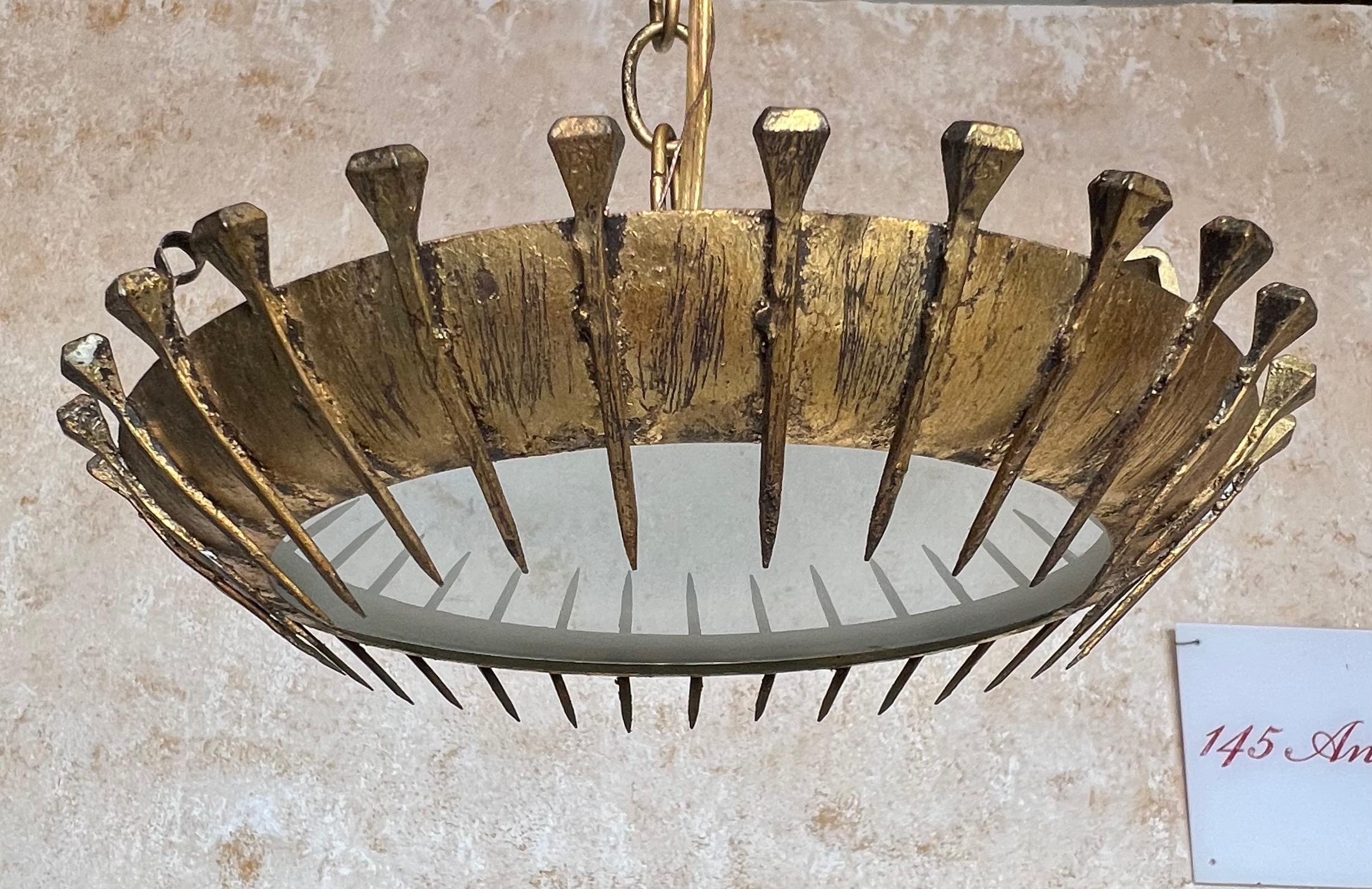 Plafón Brutalista Español de los Años 60 de Metal Dorado con Diseño de Uñas Sunburst en Bueno estado para la venta en Buchanan, NY