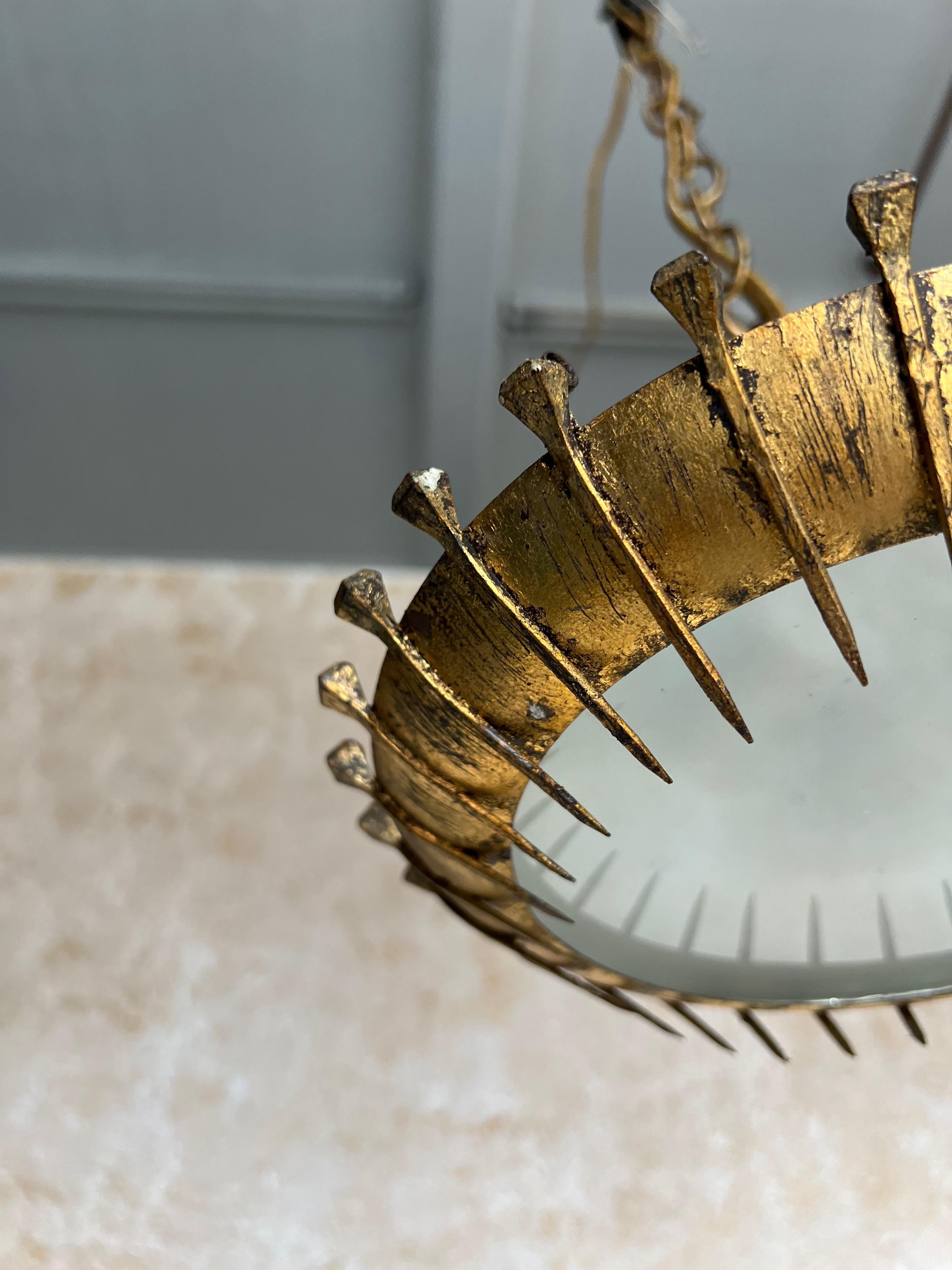 Plafón Brutalista Español de los Años 60 de Metal Dorado con Diseño de Uñas Sunburst en venta 4