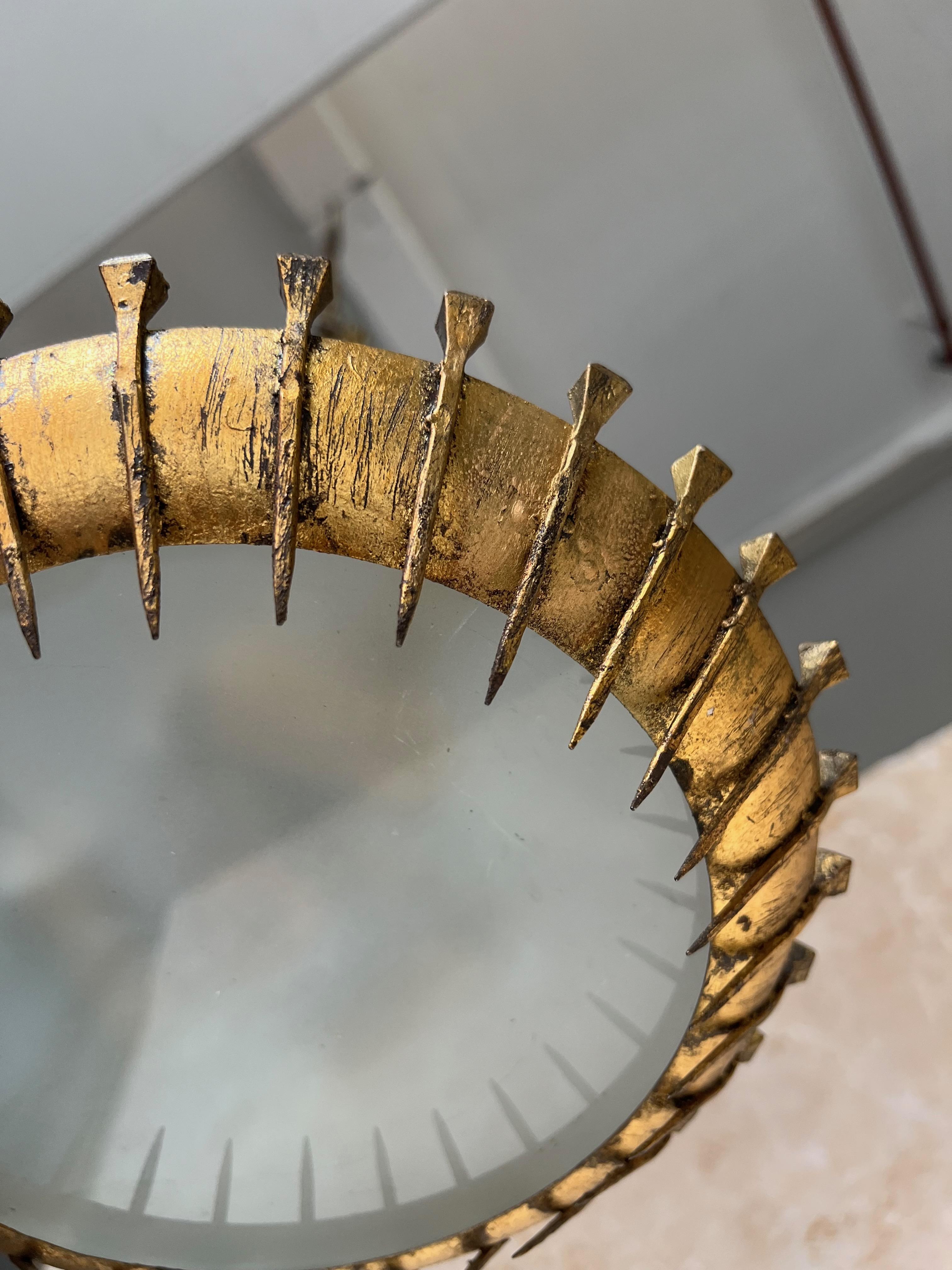 Plafón Brutalista Español de los Años 60 de Metal Dorado con Diseño de Uñas Sunburst en venta 5