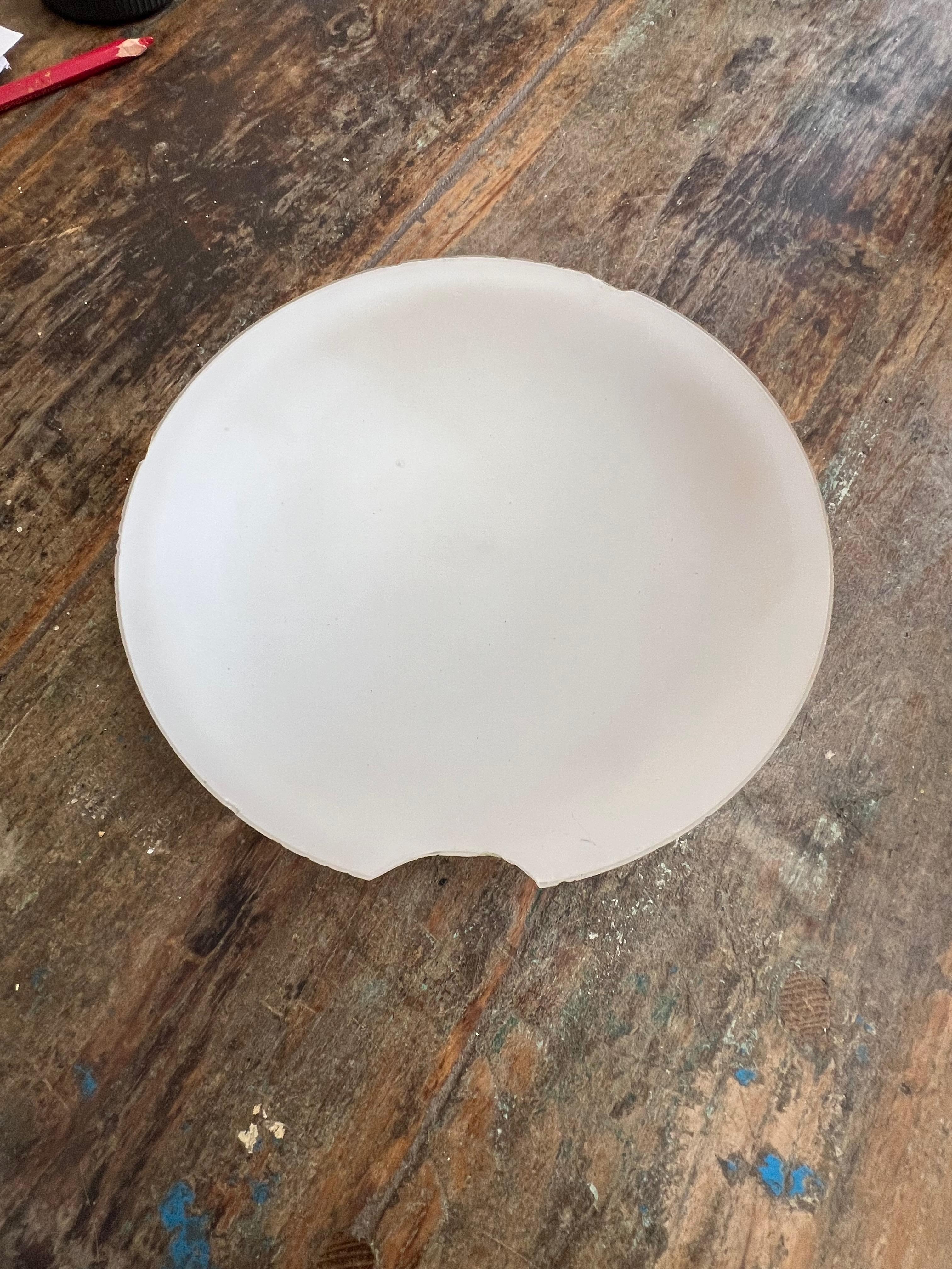Plafoniera spagnola del 1960 in metallo dorato con globo opalino in vendita 3