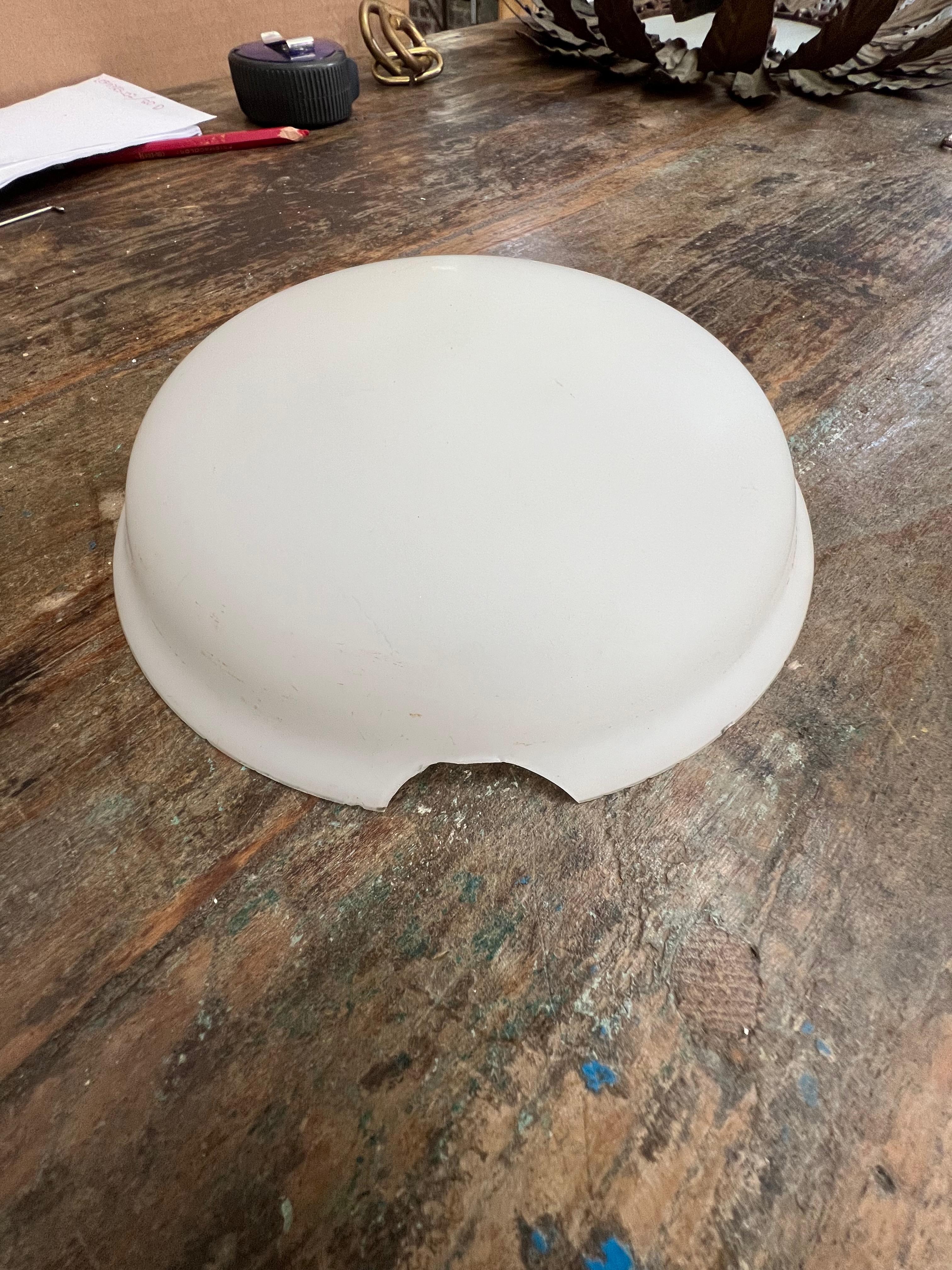 Plafoniera spagnola del 1960 in metallo dorato con globo opalino in vendita 4