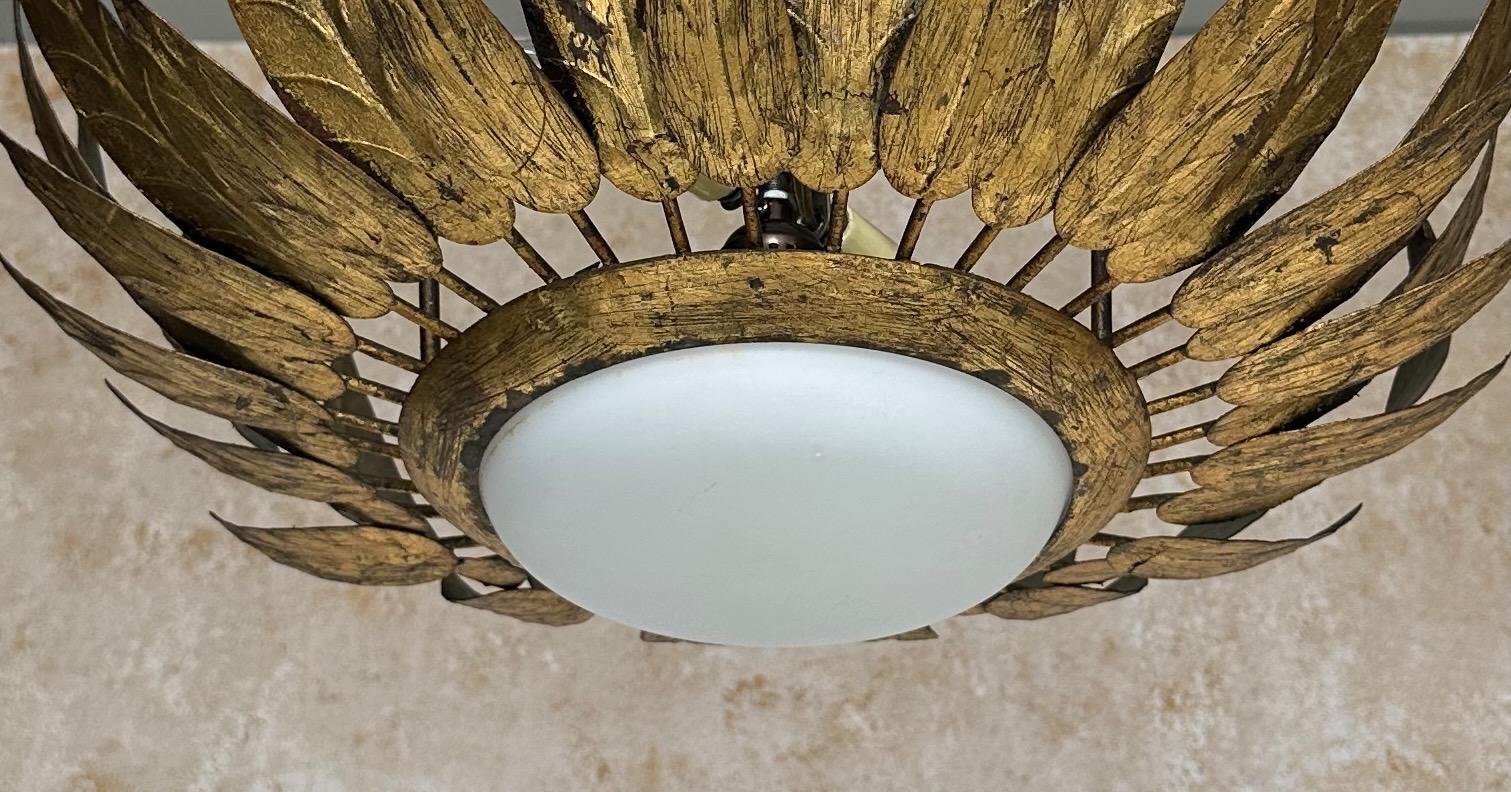 Art Nouveau Plafoniera spagnola del 1960 in metallo dorato con globo opalino in vendita