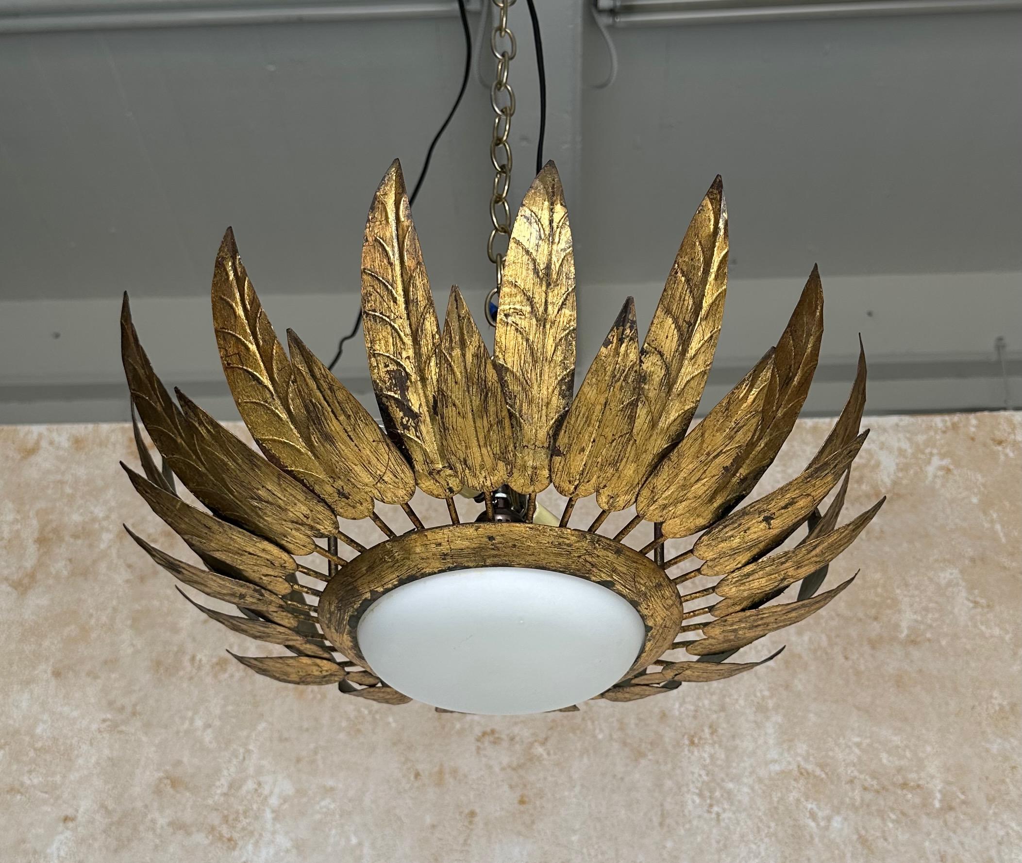 Spagnolo Plafoniera spagnola del 1960 in metallo dorato con globo opalino in vendita