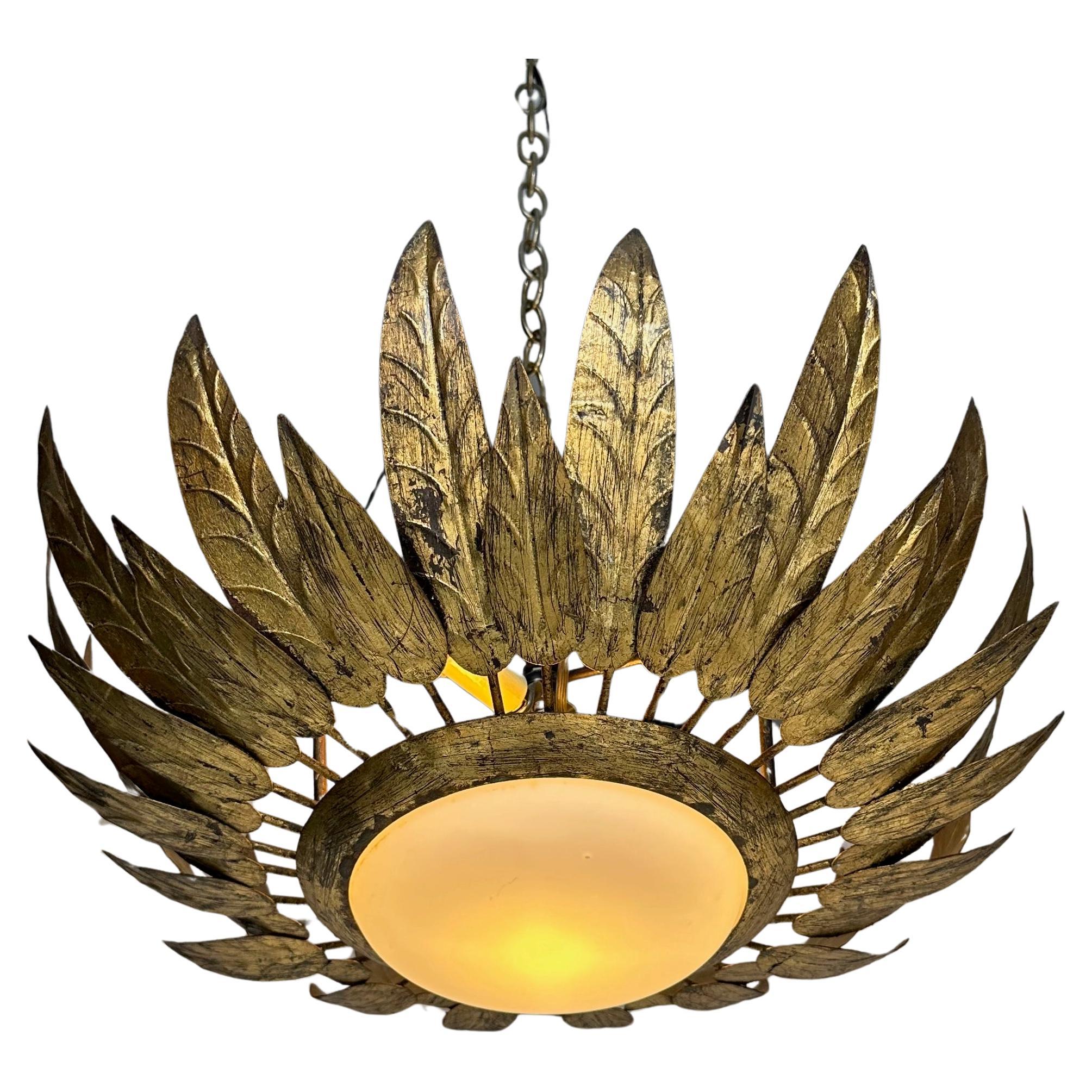 Plafón español de metal dorado de los años 60 con globo opalino