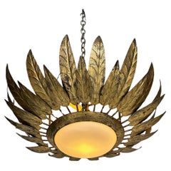 Plafón español de metal dorado de los años 60 con globo opalino