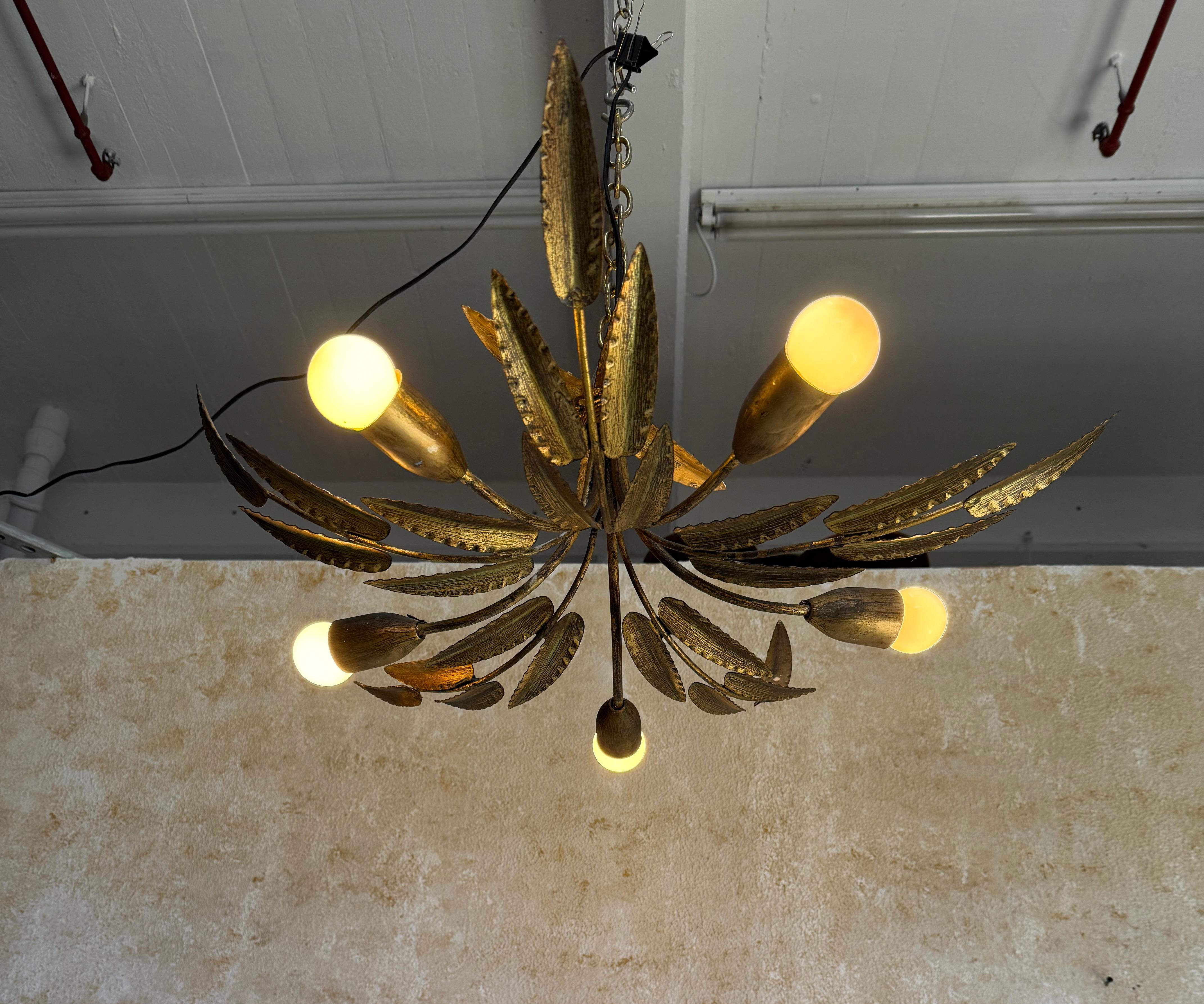 Lustre espagnol en métal doré à 5 lumières des années 1960 en vente 2