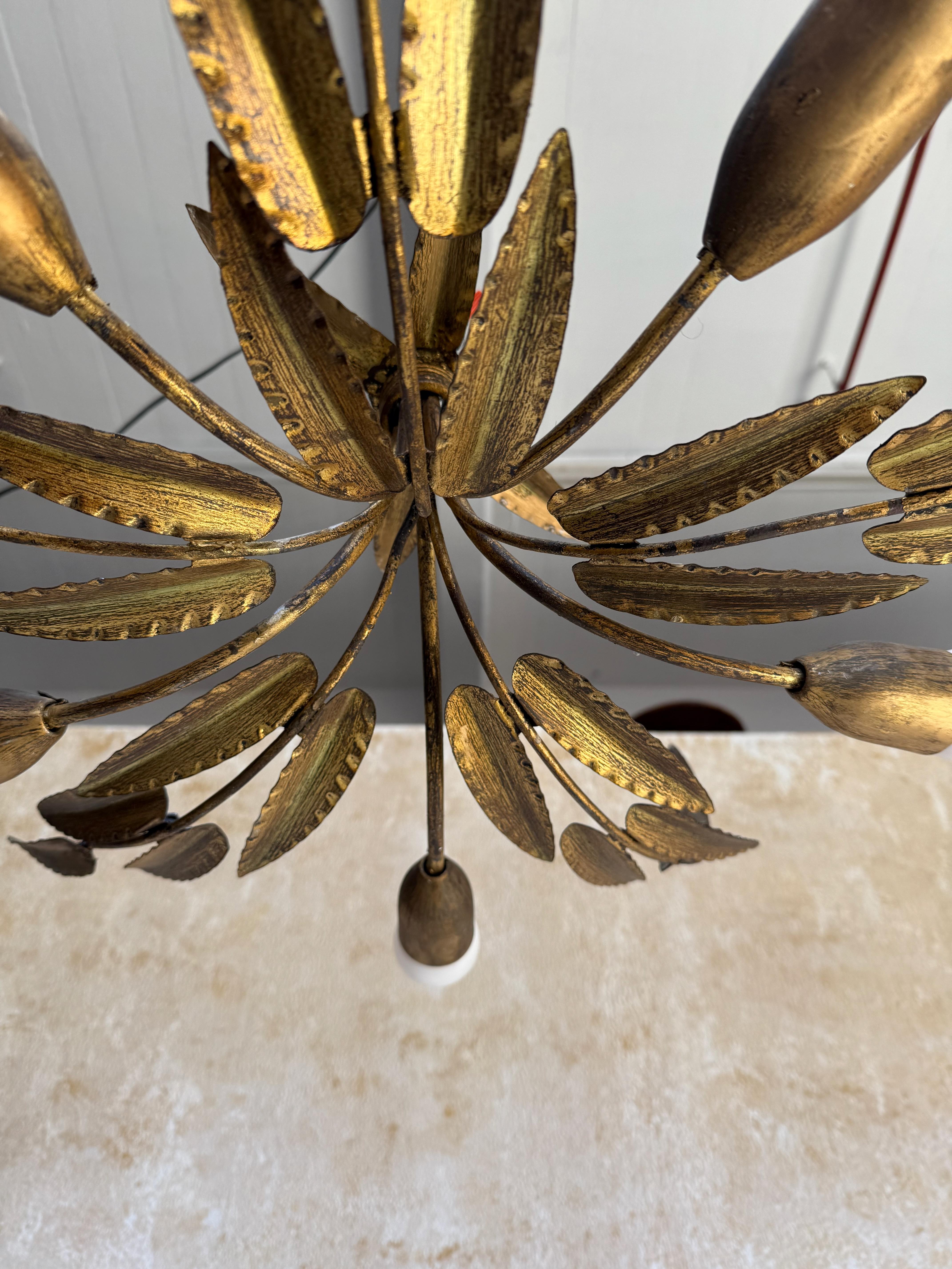 Lustre espagnol en métal doré à 5 lumières des années 1960 en vente 3