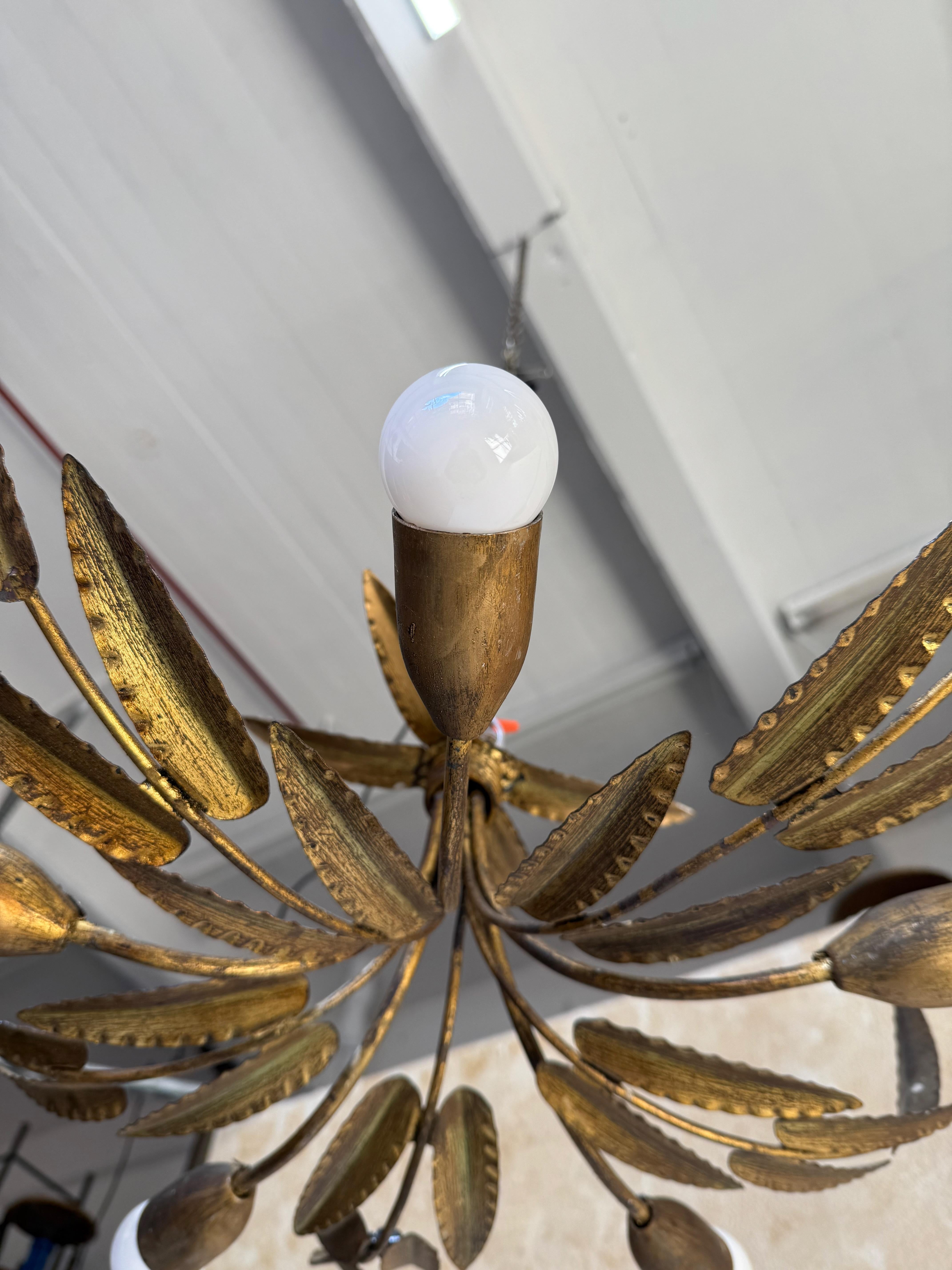 Lustre espagnol en métal doré à 5 lumières des années 1960 en vente 4