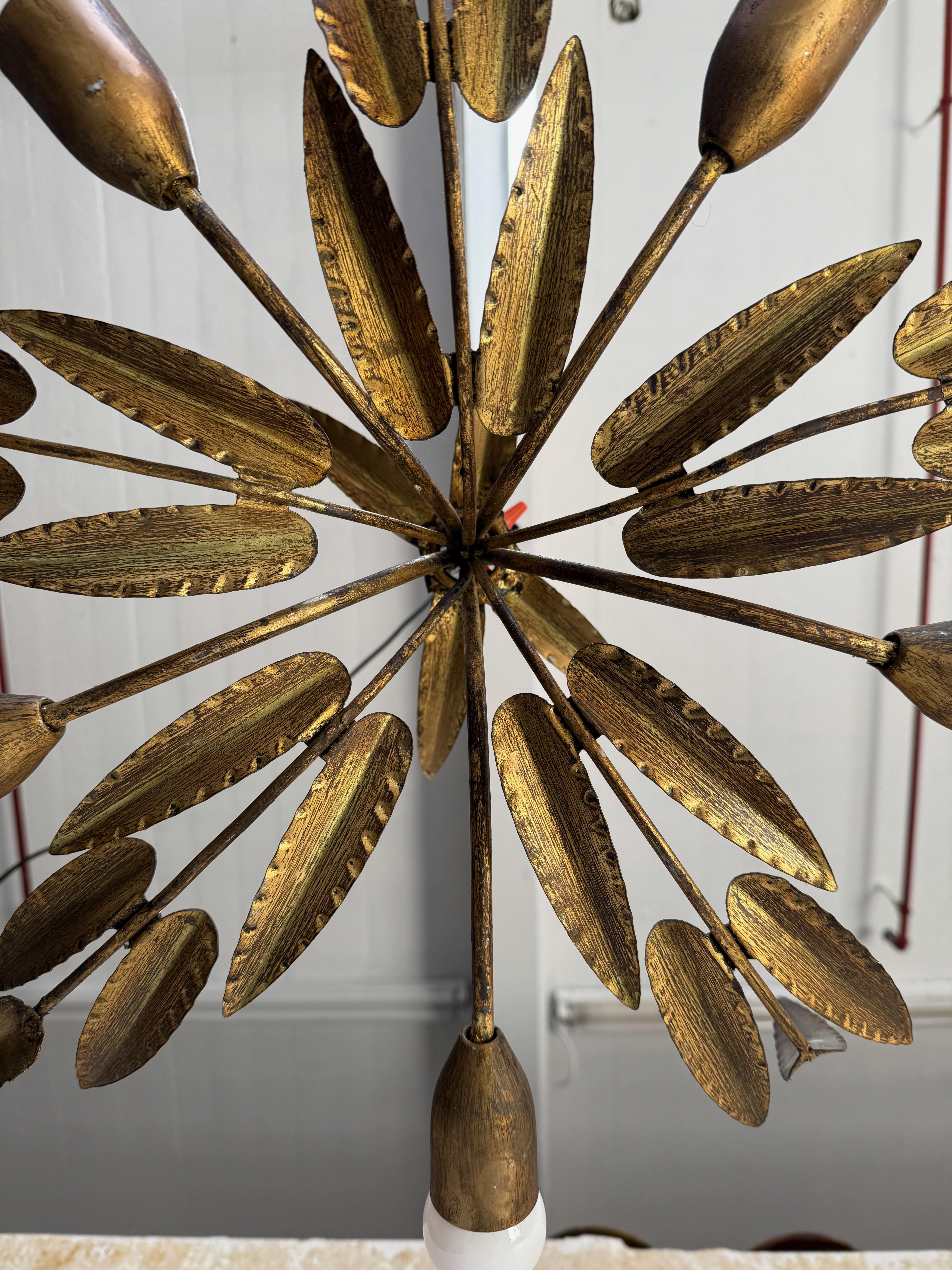 Lustre espagnol en métal doré à 5 lumières des années 1960 en vente 5