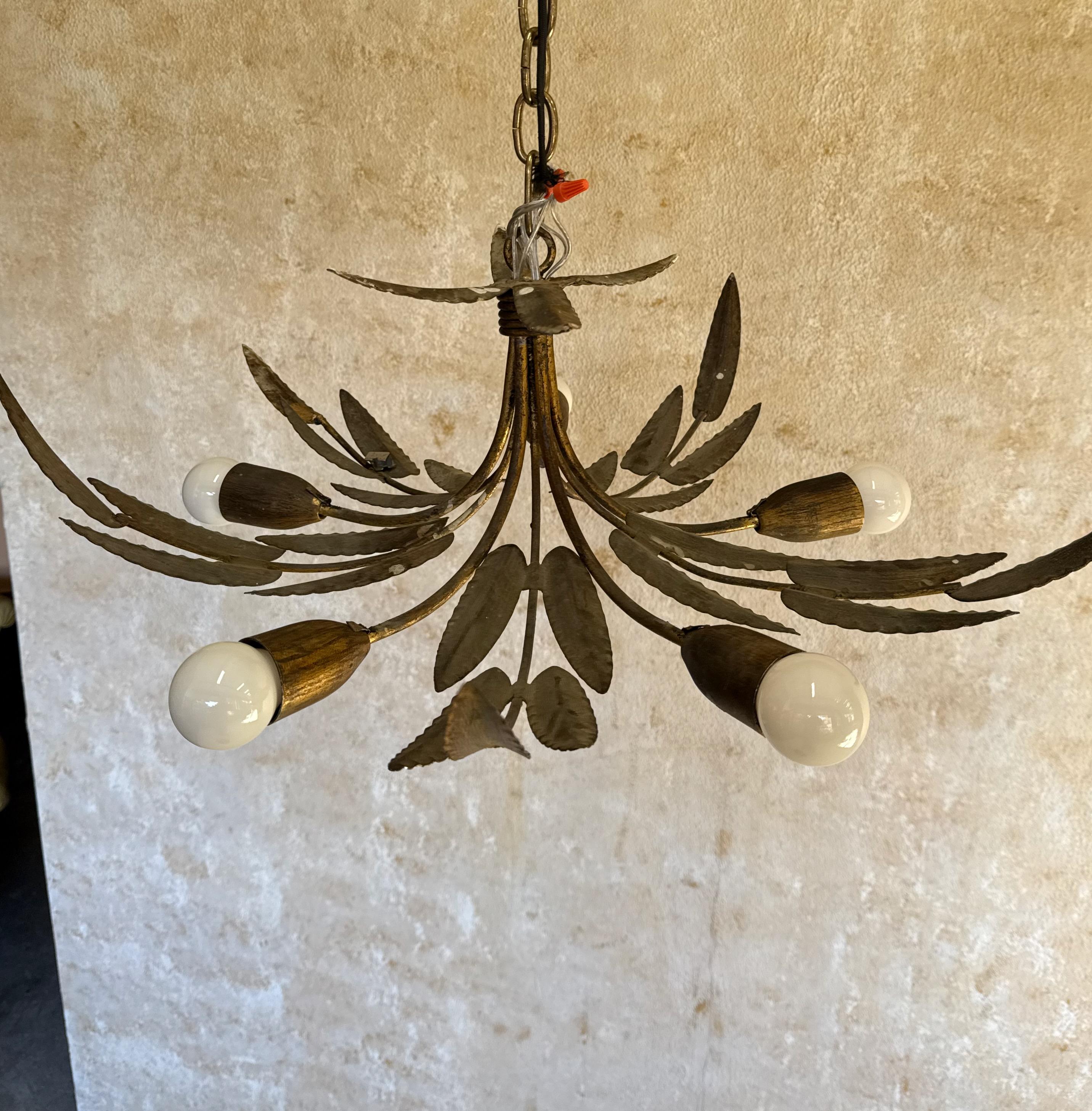 Lustre espagnol en métal doré à 5 lumi�ères des années 1960 en vente 6