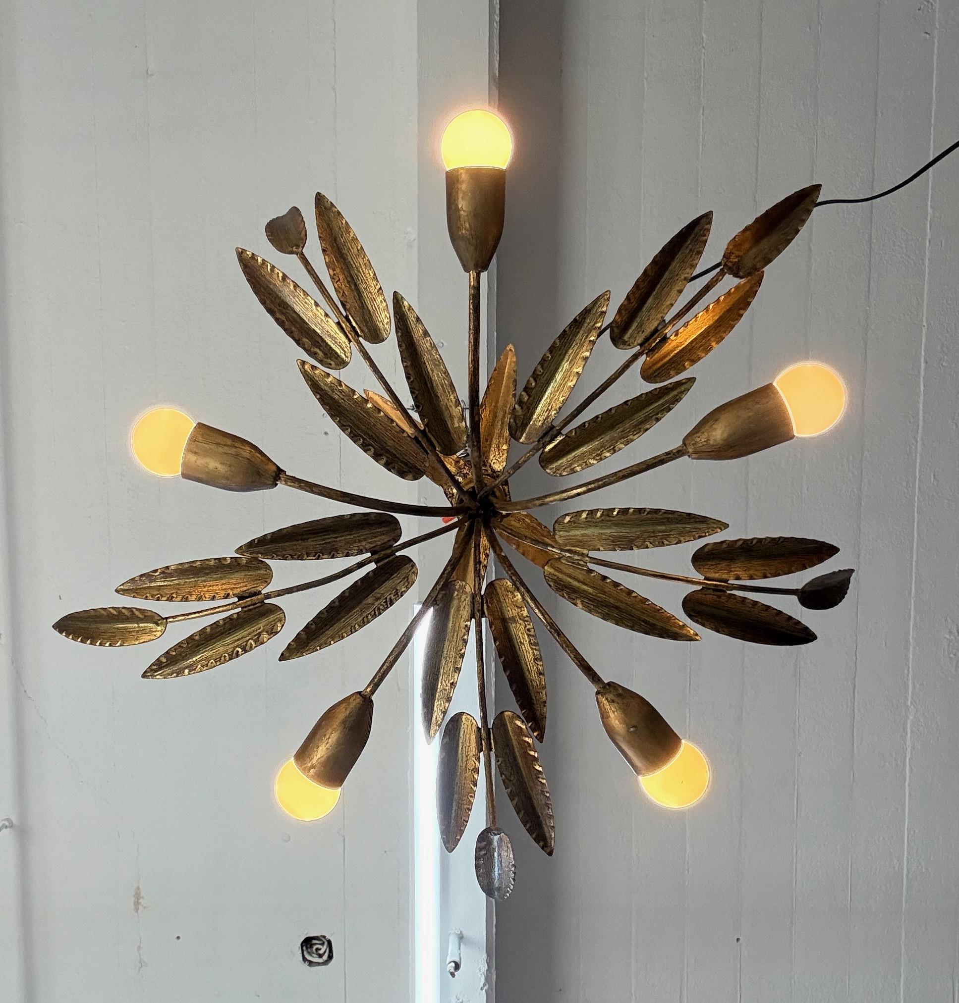 Mid-Century Modern Lustre espagnol en métal doré à 5 lumières des années 1960 en vente