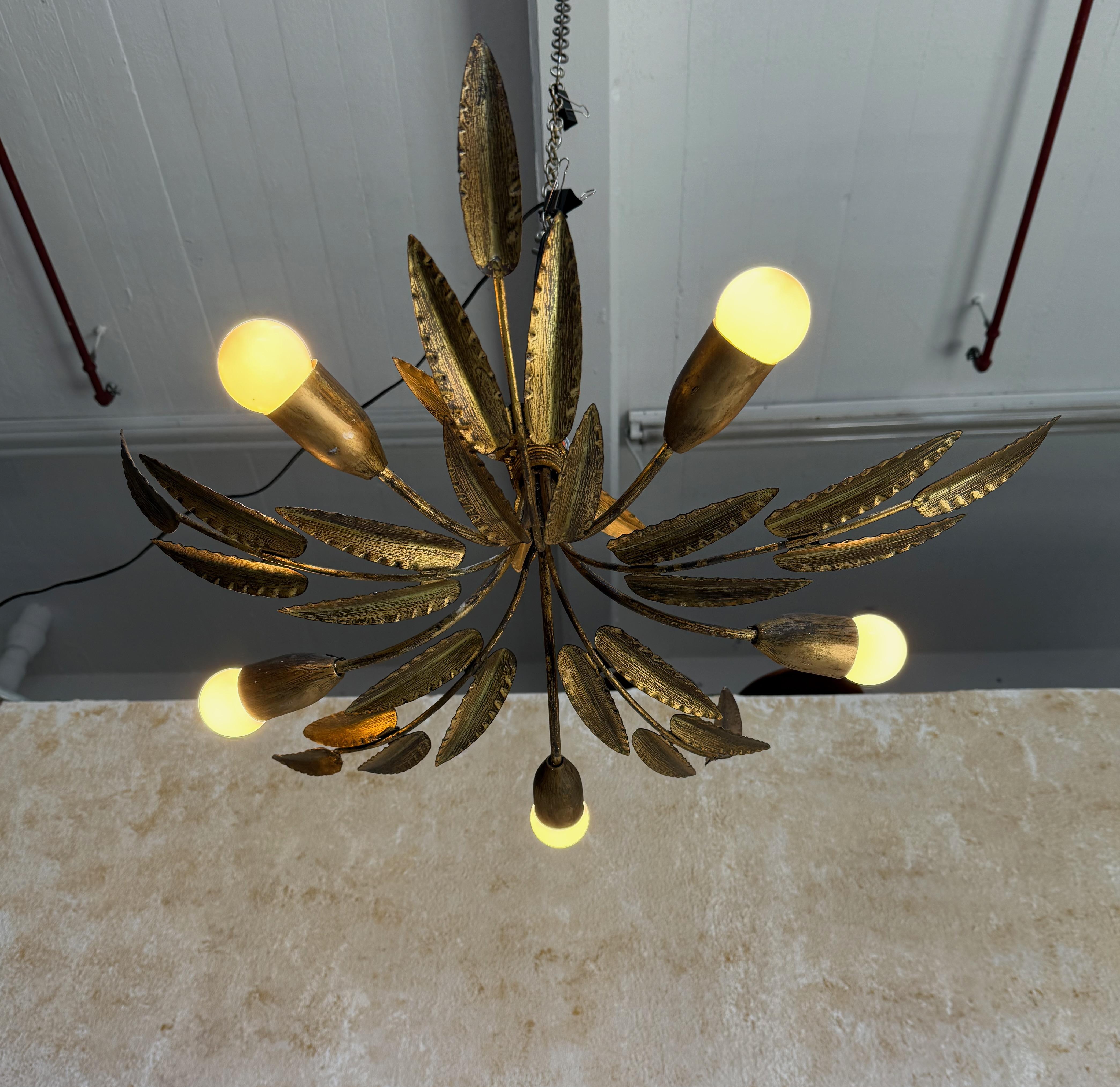 Espagnol Lustre espagnol en métal doré à 5 lumières des années 1960 en vente