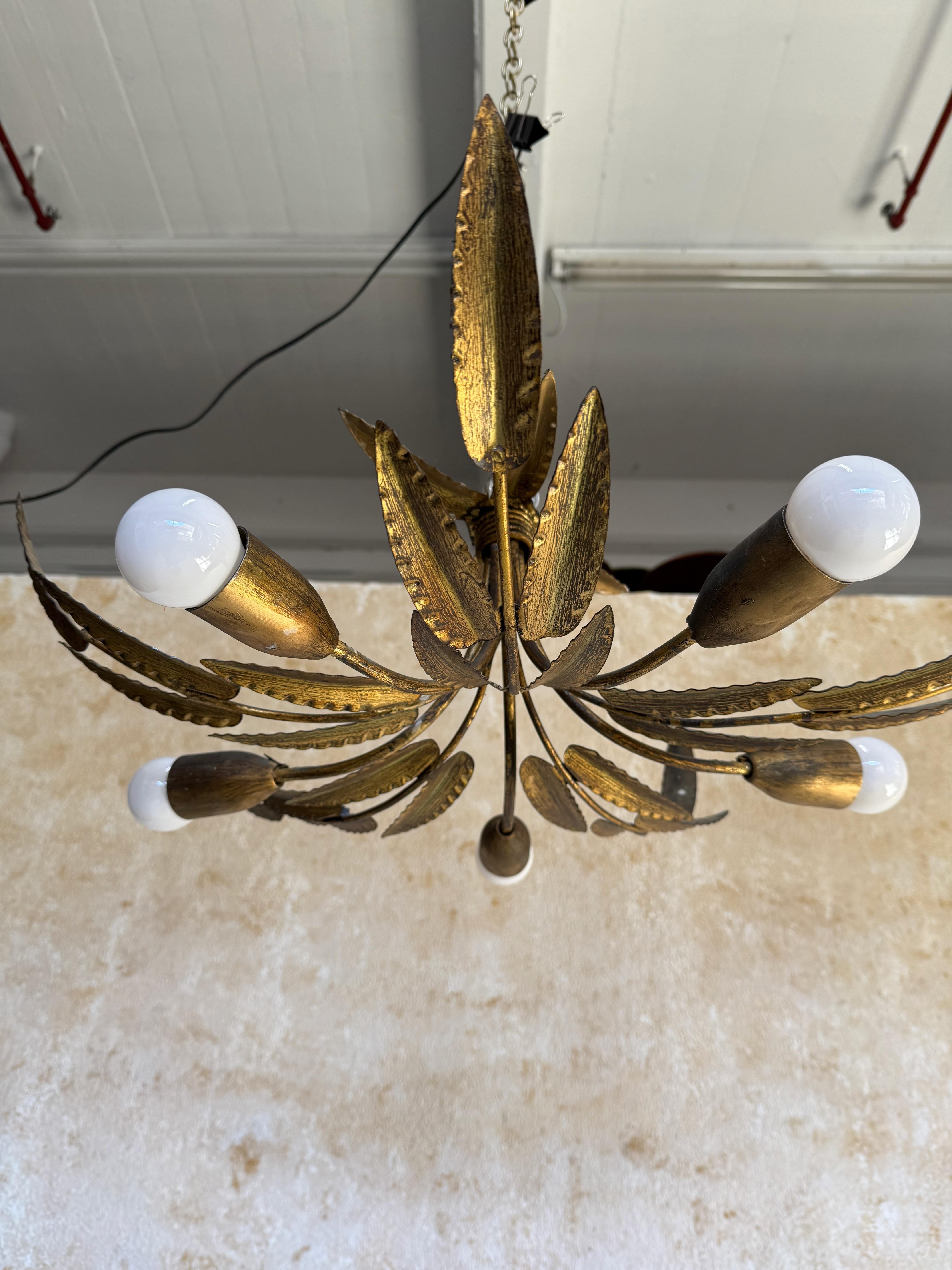 Doré Lustre espagnol en métal doré à 5 lumières des années 1960 en vente