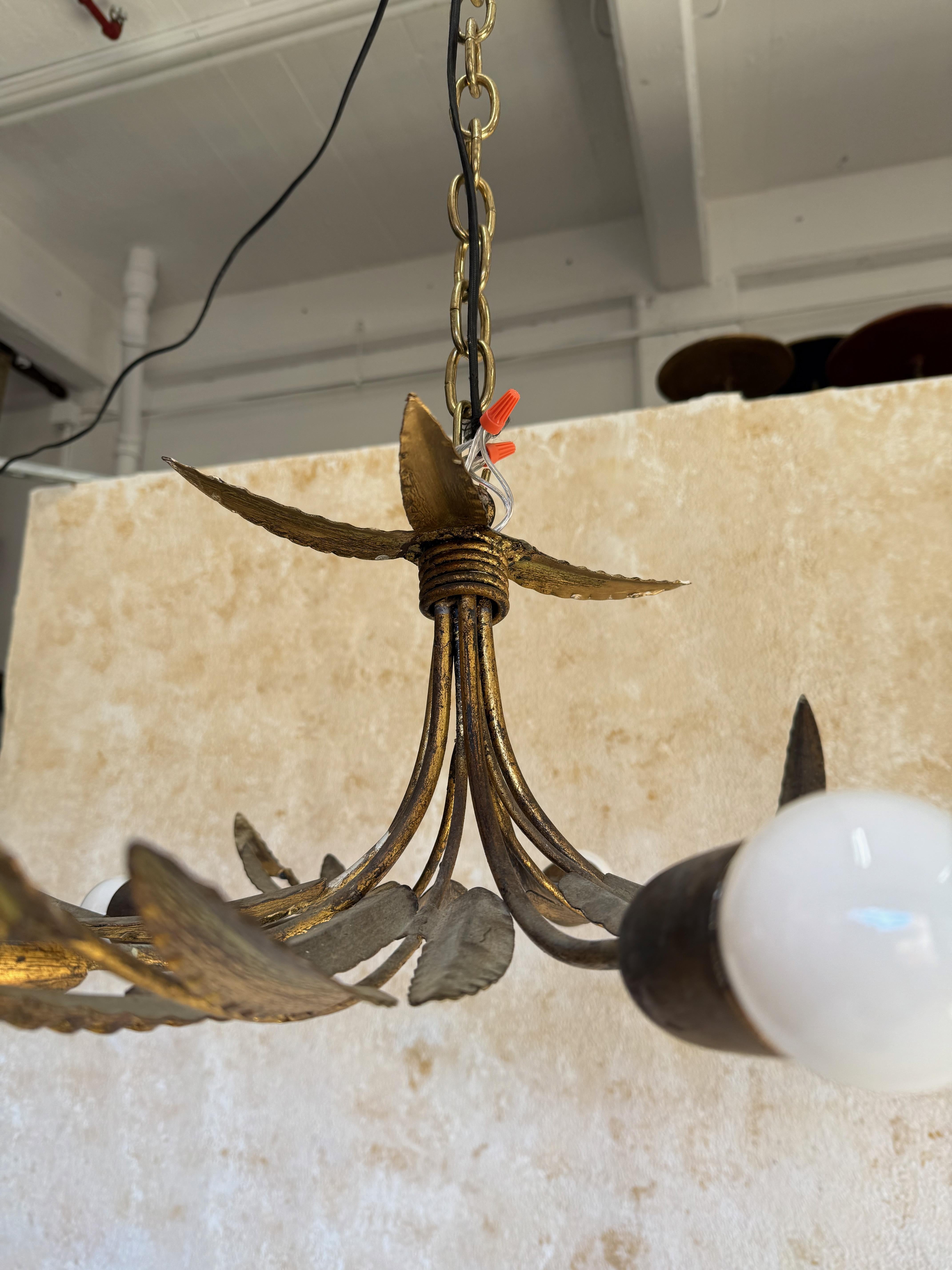 Lustre espagnol en métal doré à 5 lumières des années 1960 Bon état - En vente à Buchanan, NY