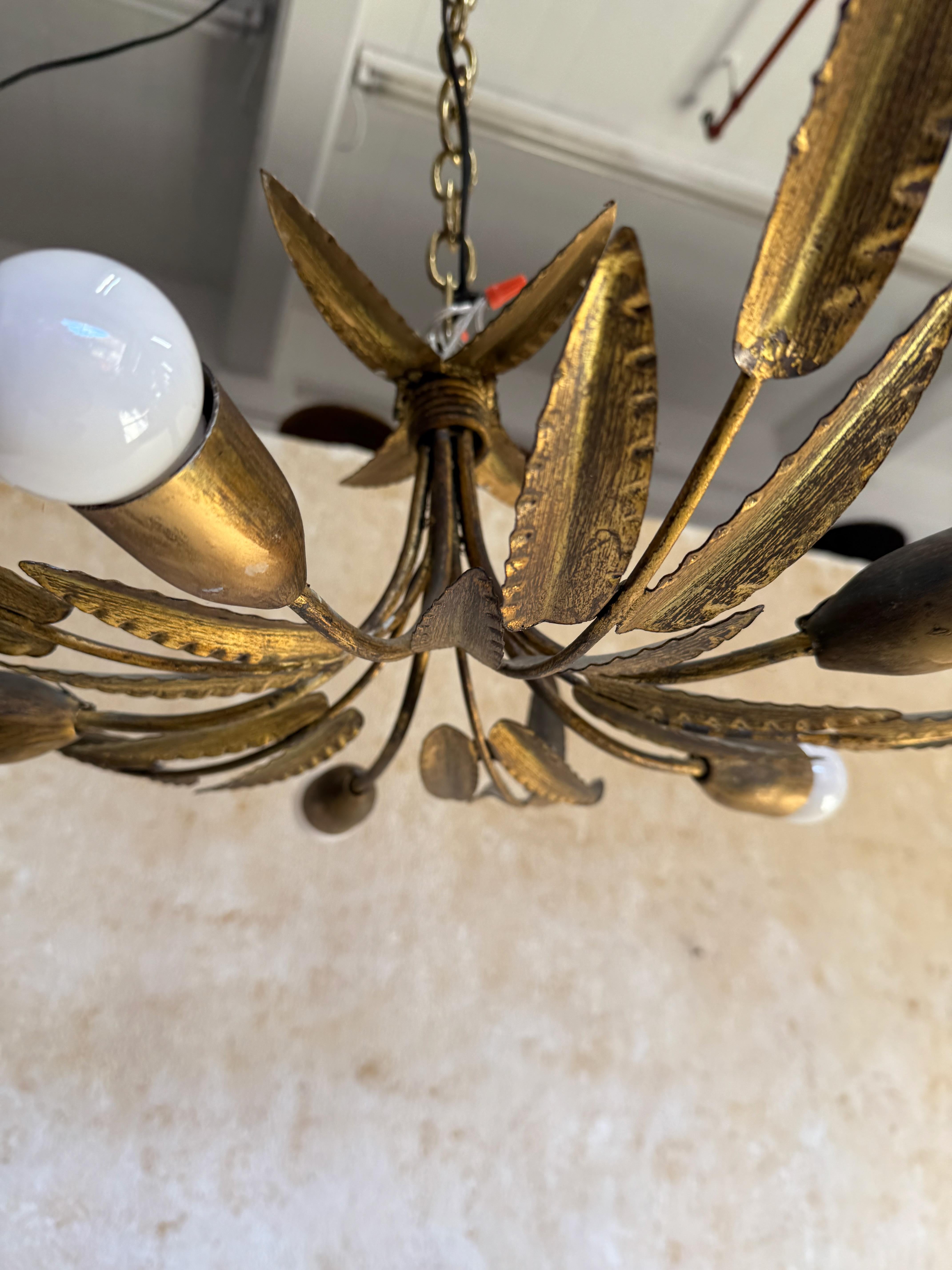 Milieu du XXe siècle Lustre espagnol en métal doré à 5 lumières des années 1960 en vente