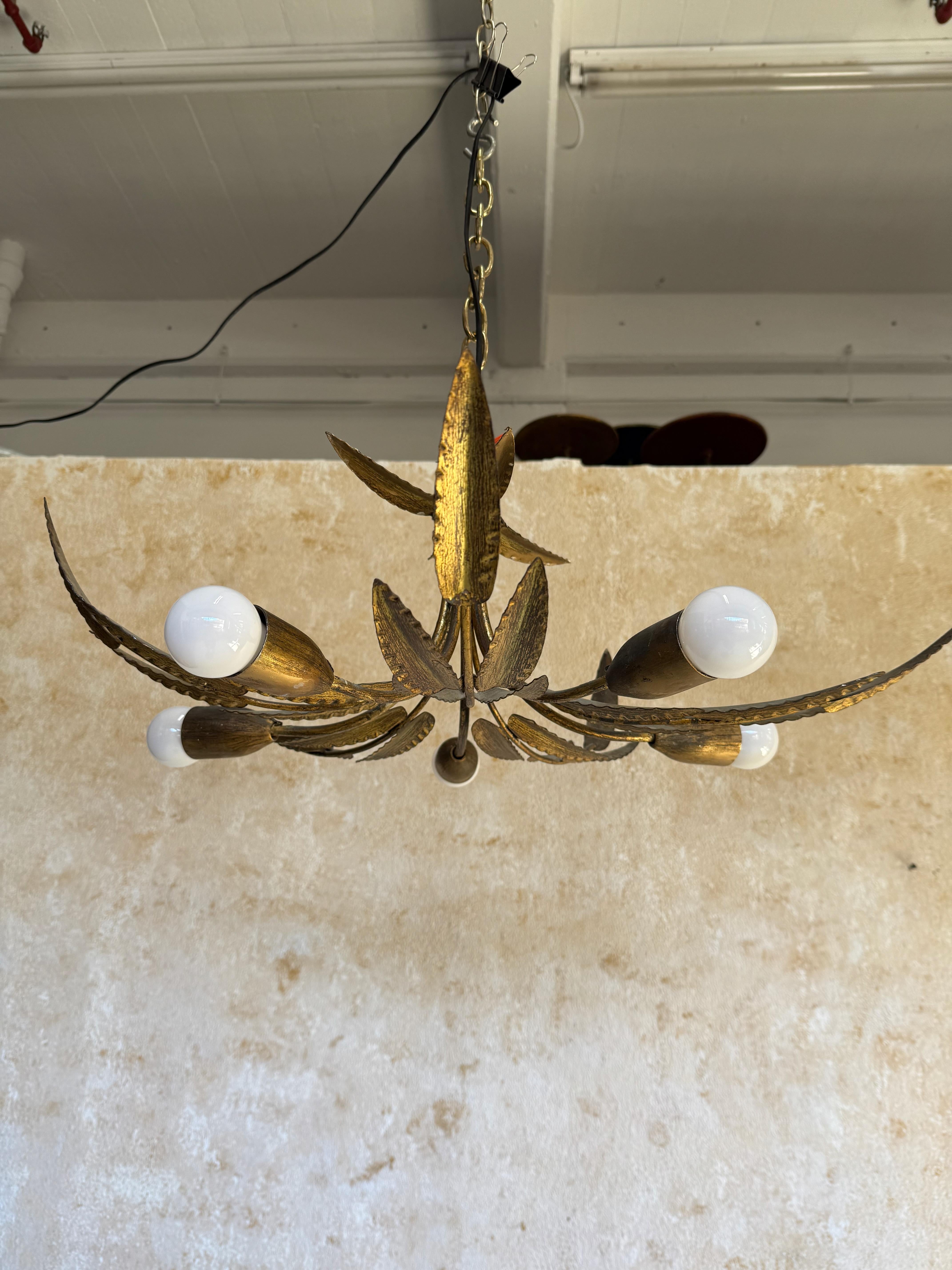 Métal Lustre espagnol en métal doré à 5 lumières des années 1960 en vente