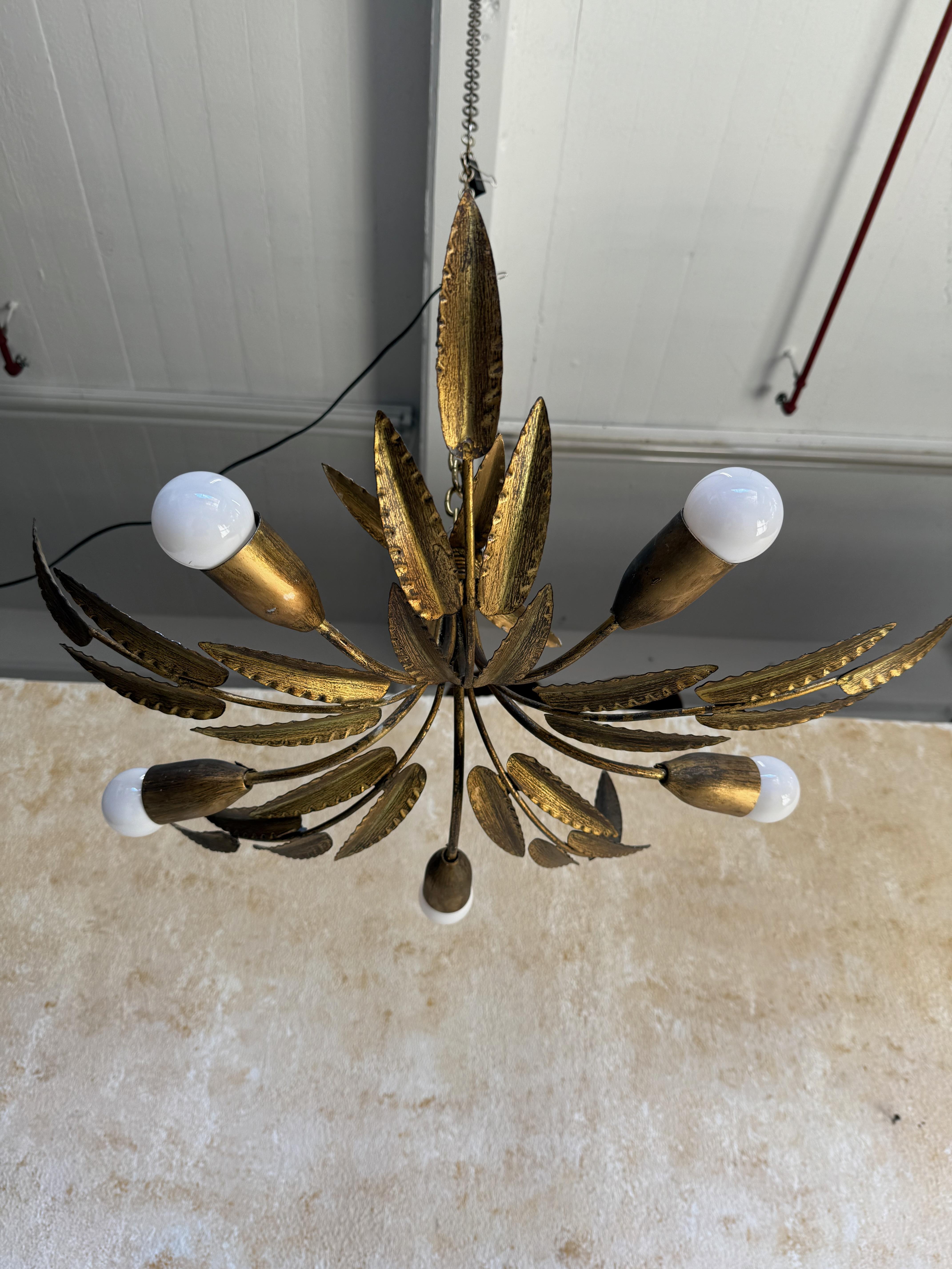 Lustre espagnol en métal doré à 5 lumières des années 1960 en vente 1