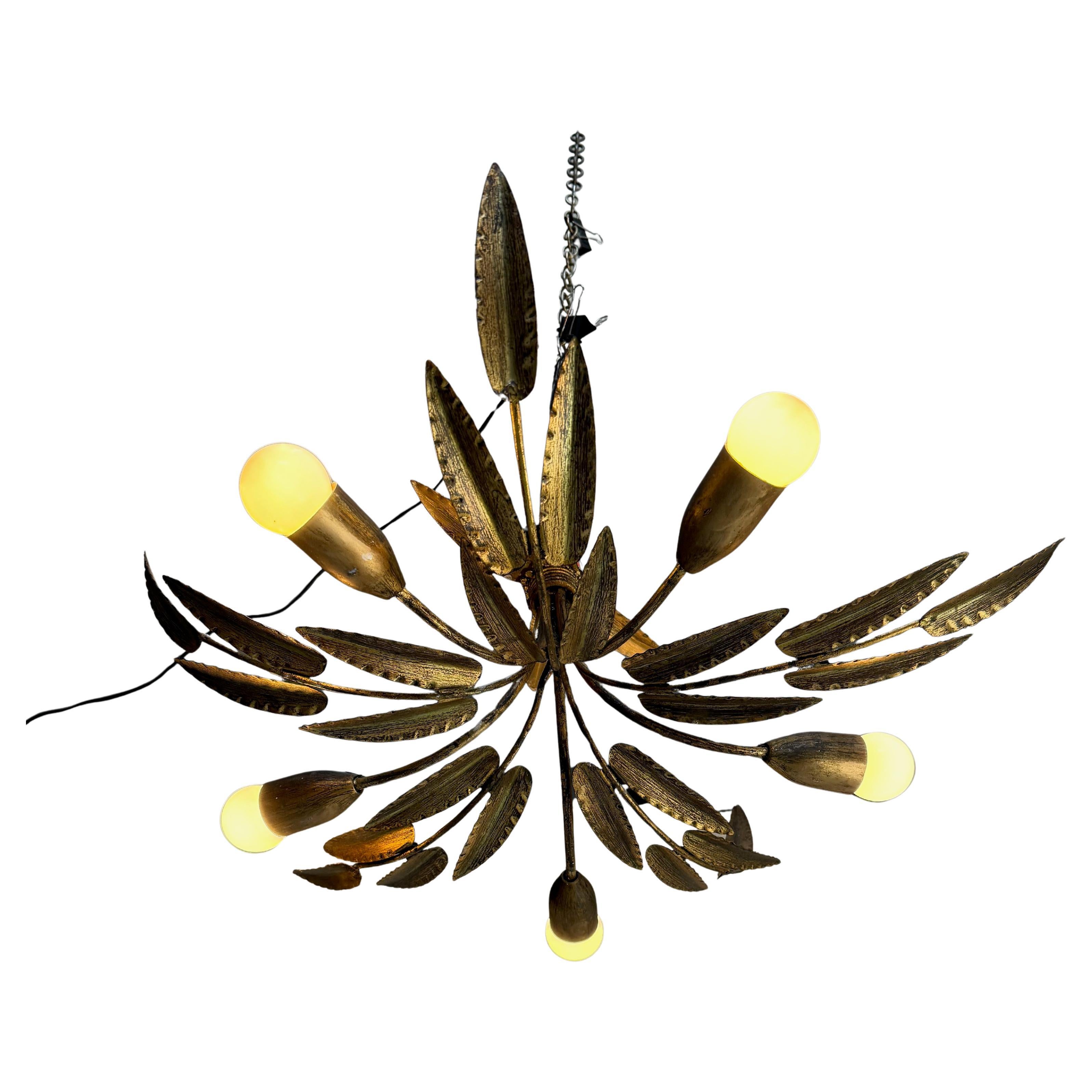 Lustre espagnol en métal doré à 5 lumières des années 1960 en vente