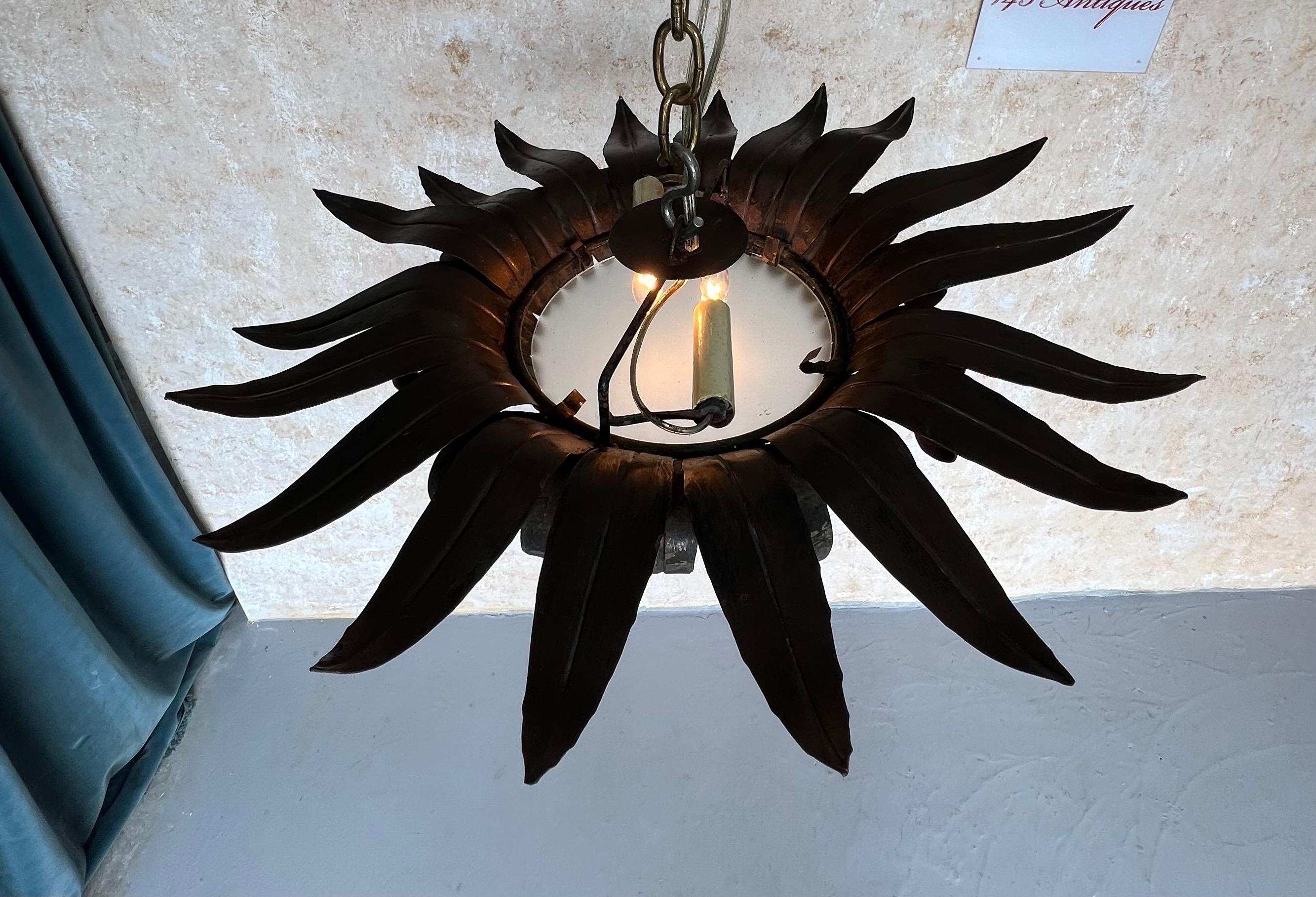 Ce distingué plafonnier encastré espagnol du milieu du siècle est une remarquable pièce d'artisanat avec un design de feuille à deux niveaux. Les feuilles supérieures sont essentiellement plates, offrant un contraste avec les feuilles inférieures