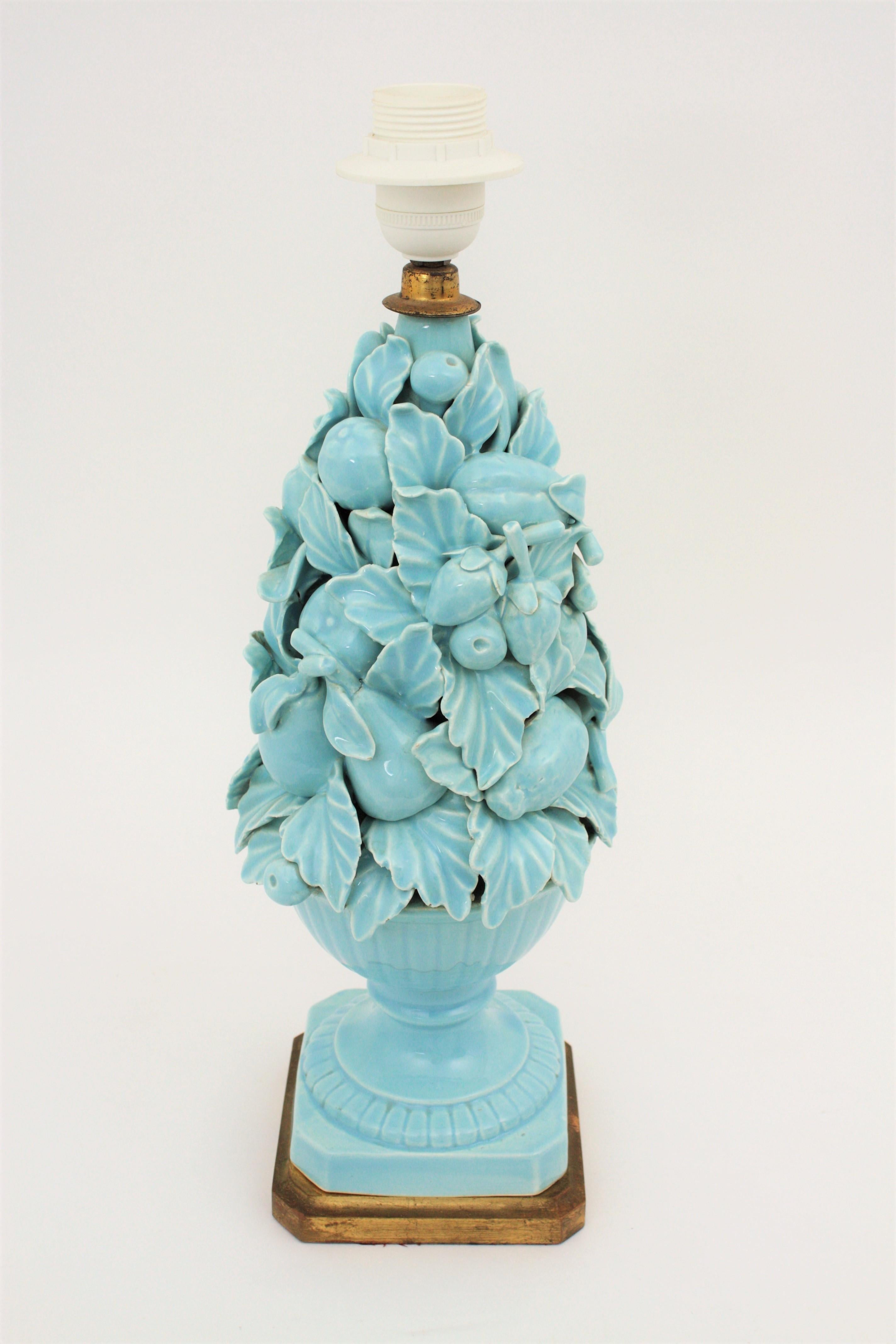 Vernissé Lampe de table espagnole des années 1960 en majolique émaillée de bleu et de fruits en céramique de Manises