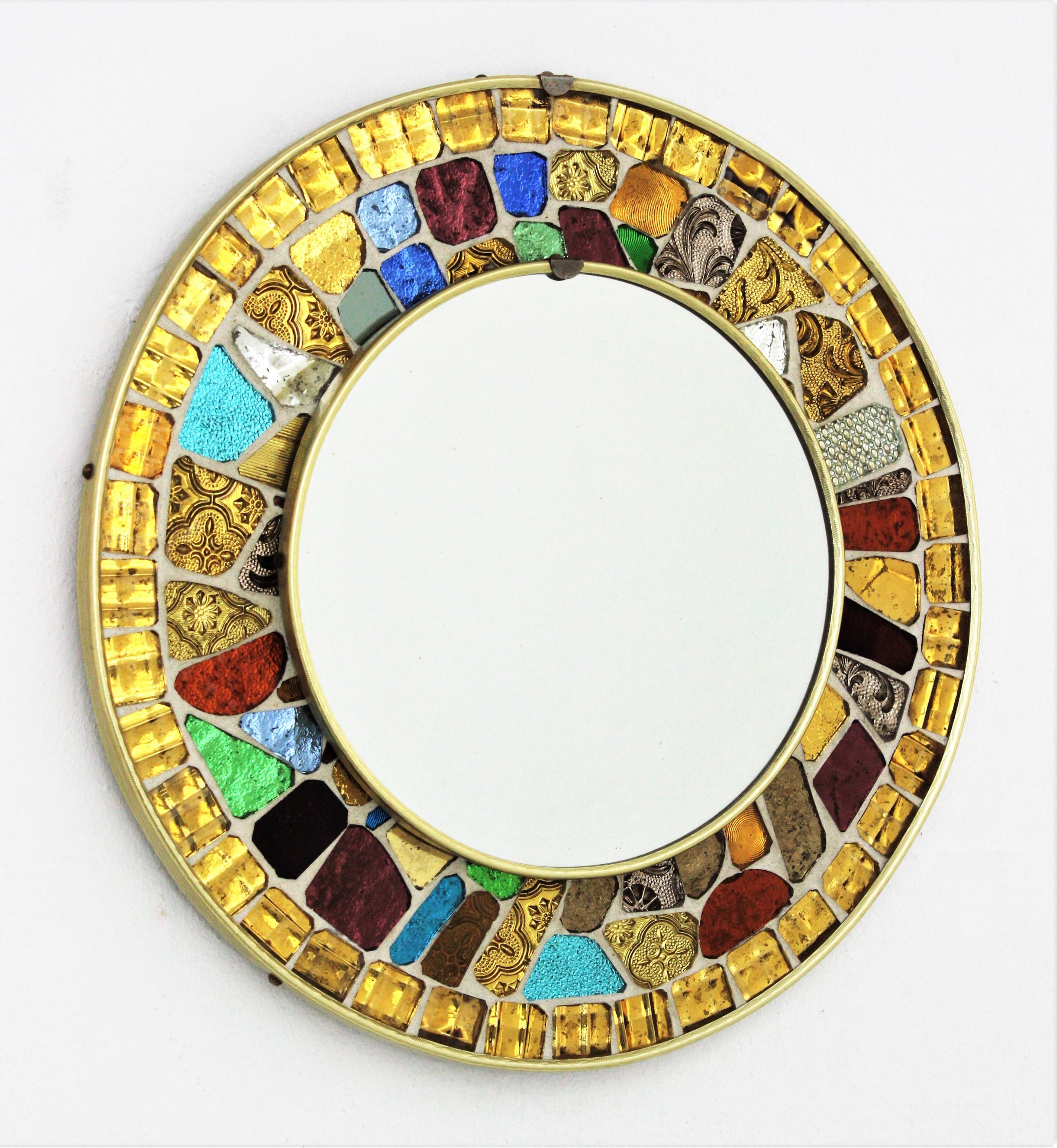 Espejo de pared redondo con marco de mosaico de vidrio multicolor Moderno de mediados de siglo en venta